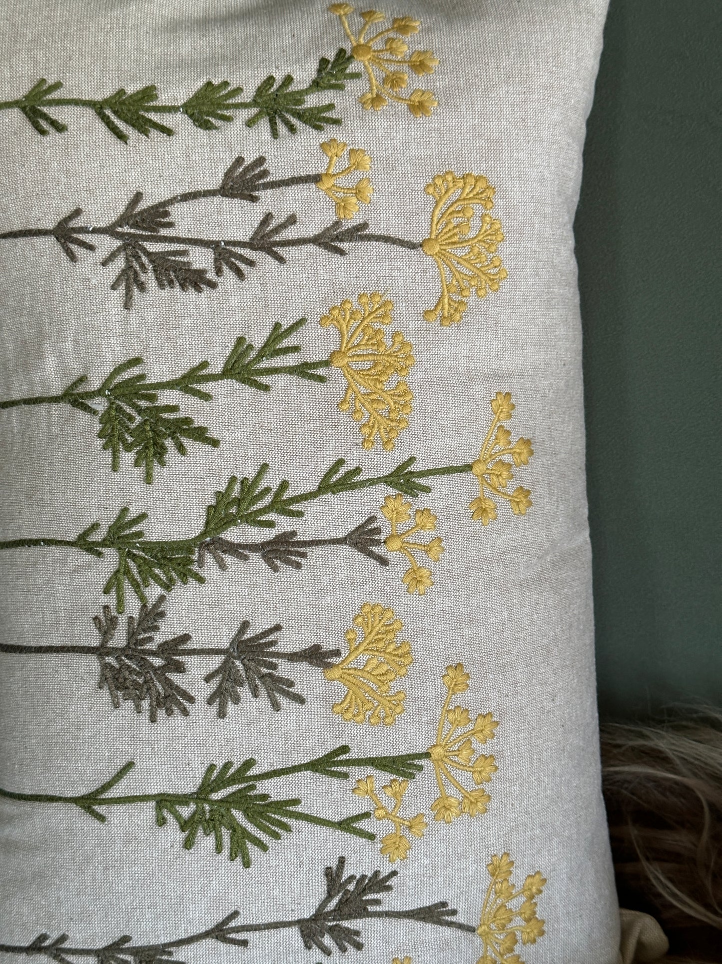 Kissenhülle mit einer floralen Stickerei auf der Vorderseite. 100% Baumwolle.