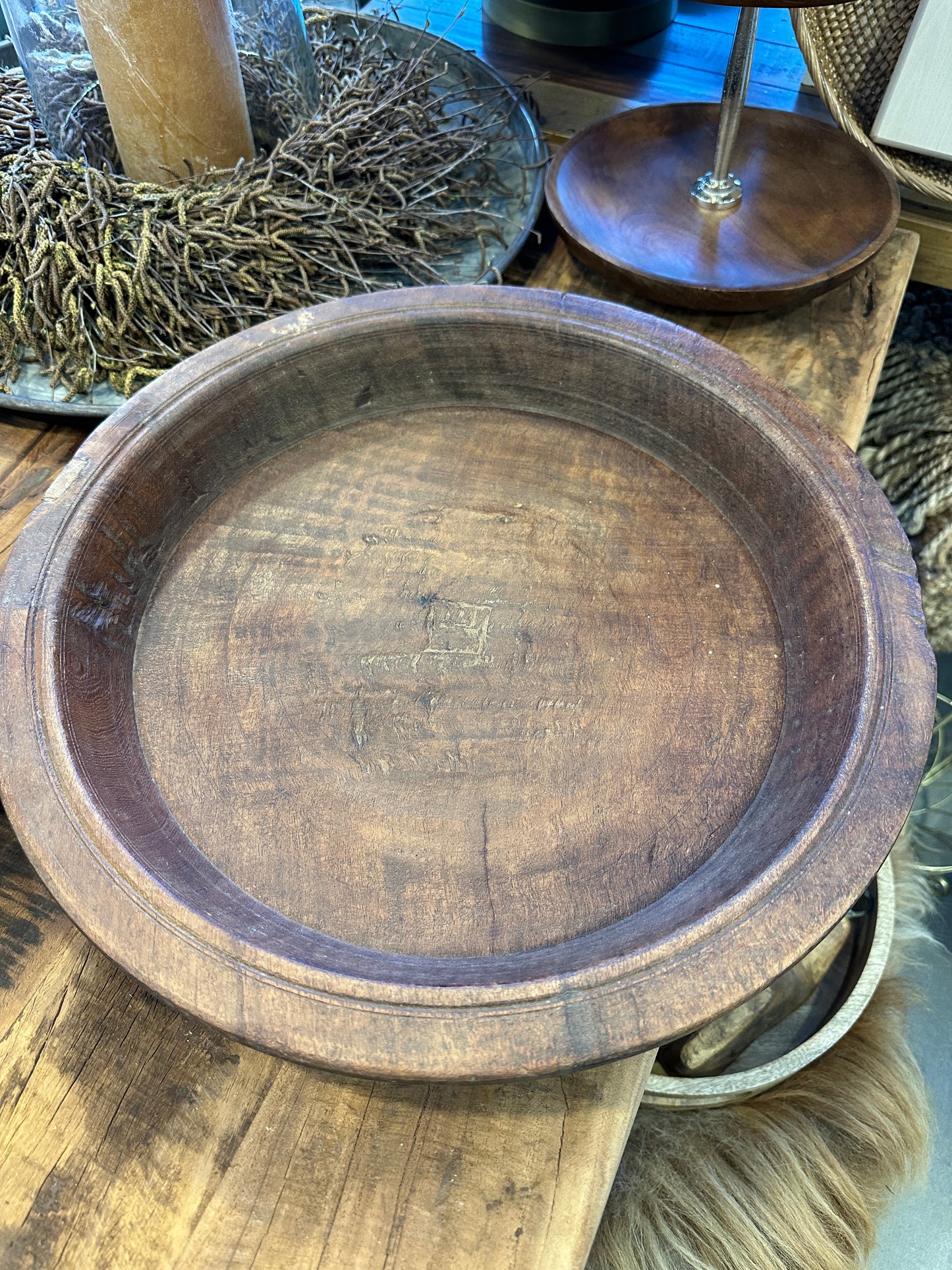 Handgeschnitzte Schale aus einem Stück Holz. Zur Aufbewahrung und Dekoration. Durchmesser 43cm.