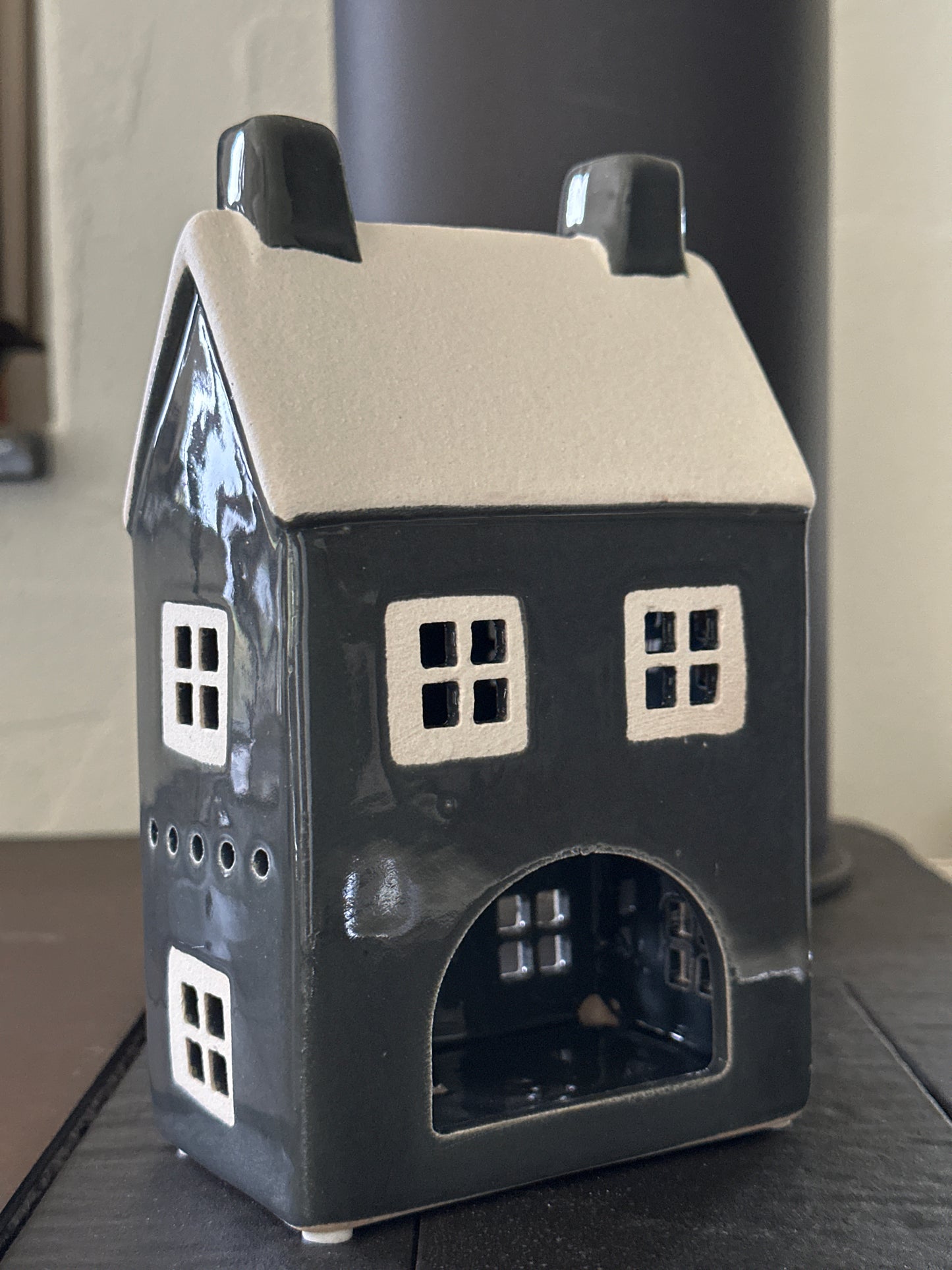 Haus aus Keramik, grau mit einem Herz. Für Teelicht oder eine Lichterkette
