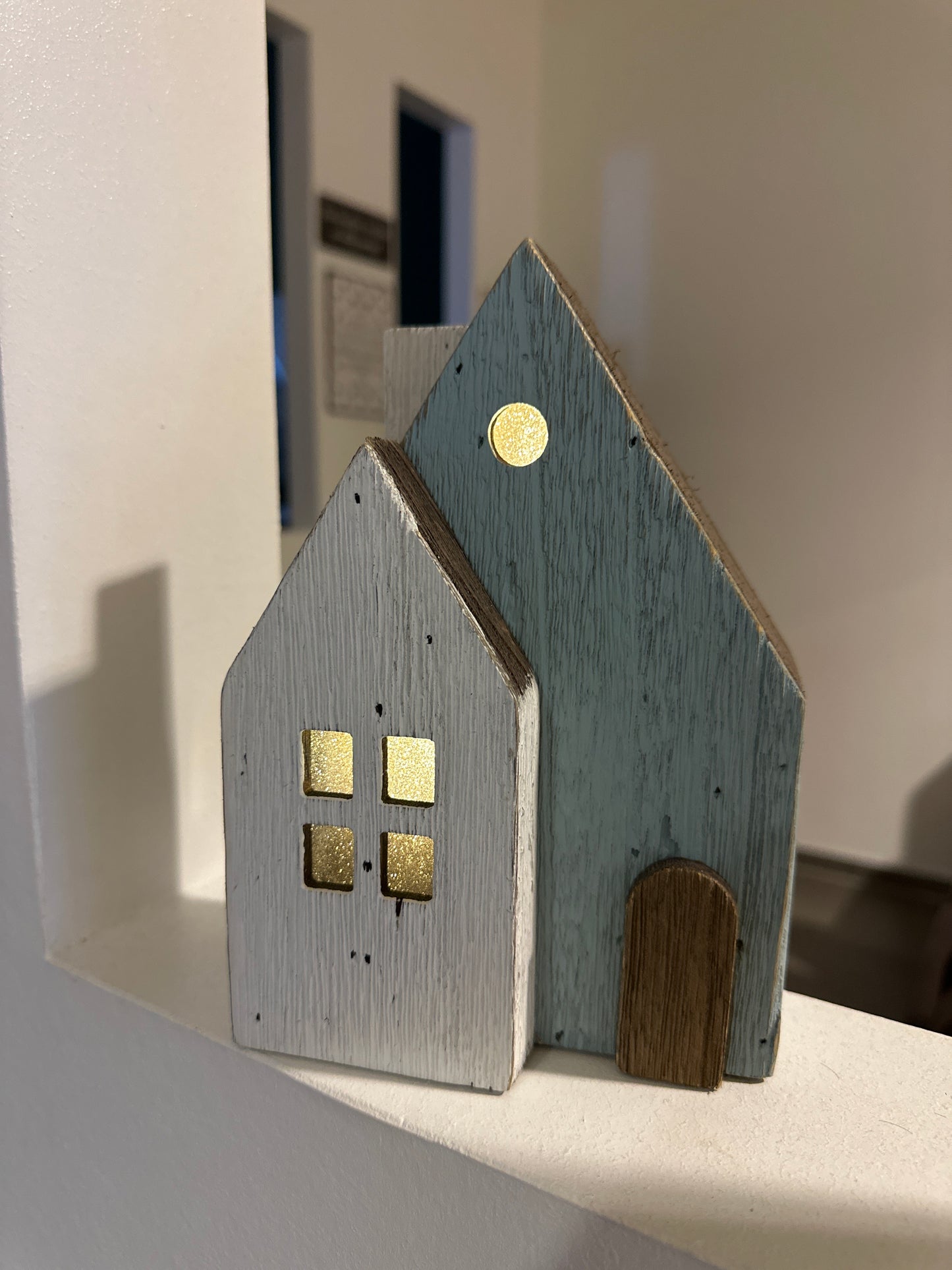 Haus aus Holz mit Beleuchtung