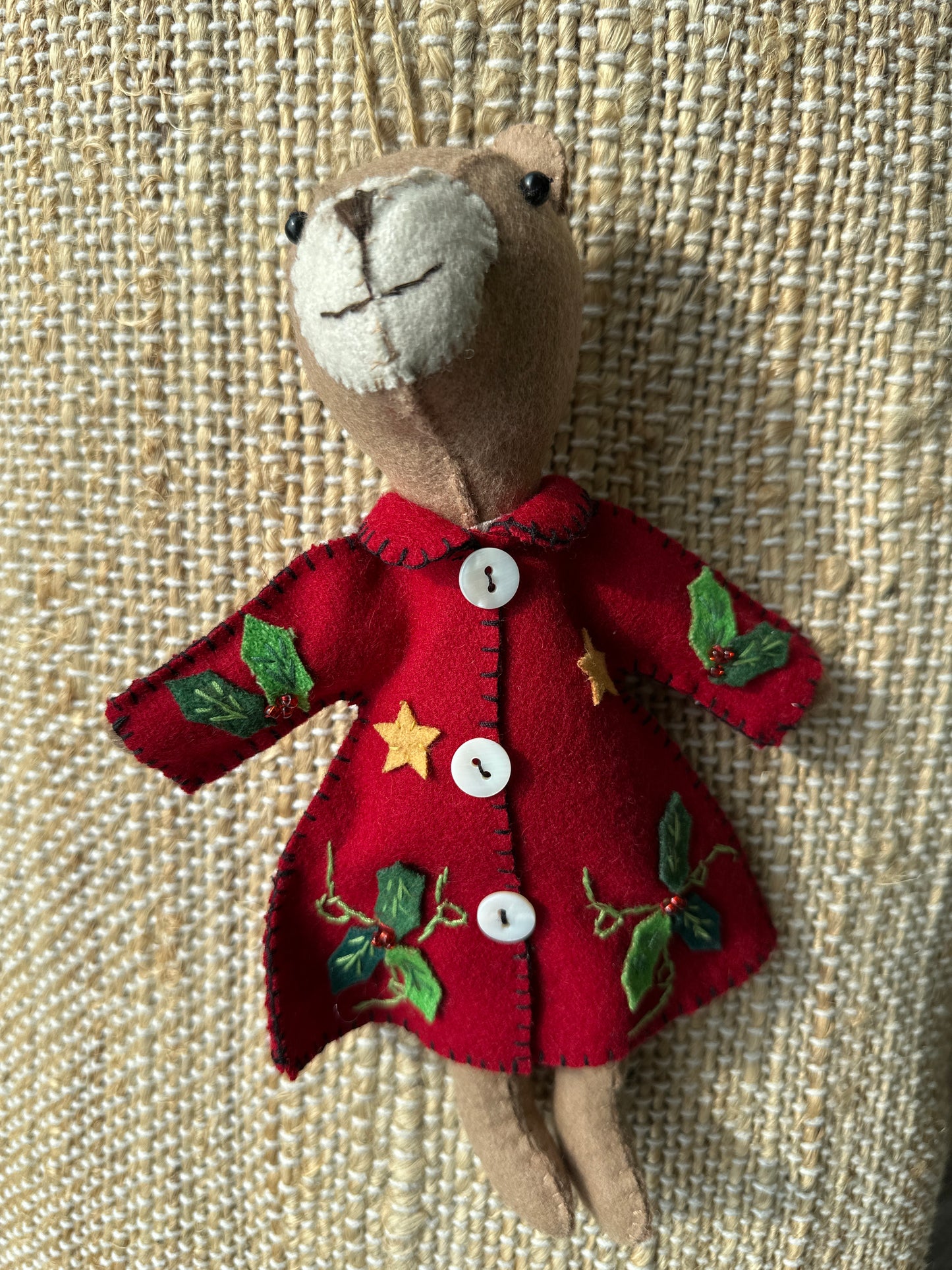 Teddy mit einem Mantel, rot/ braun