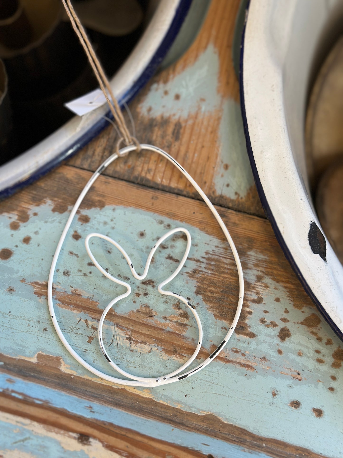 Hase weiß aus Metall