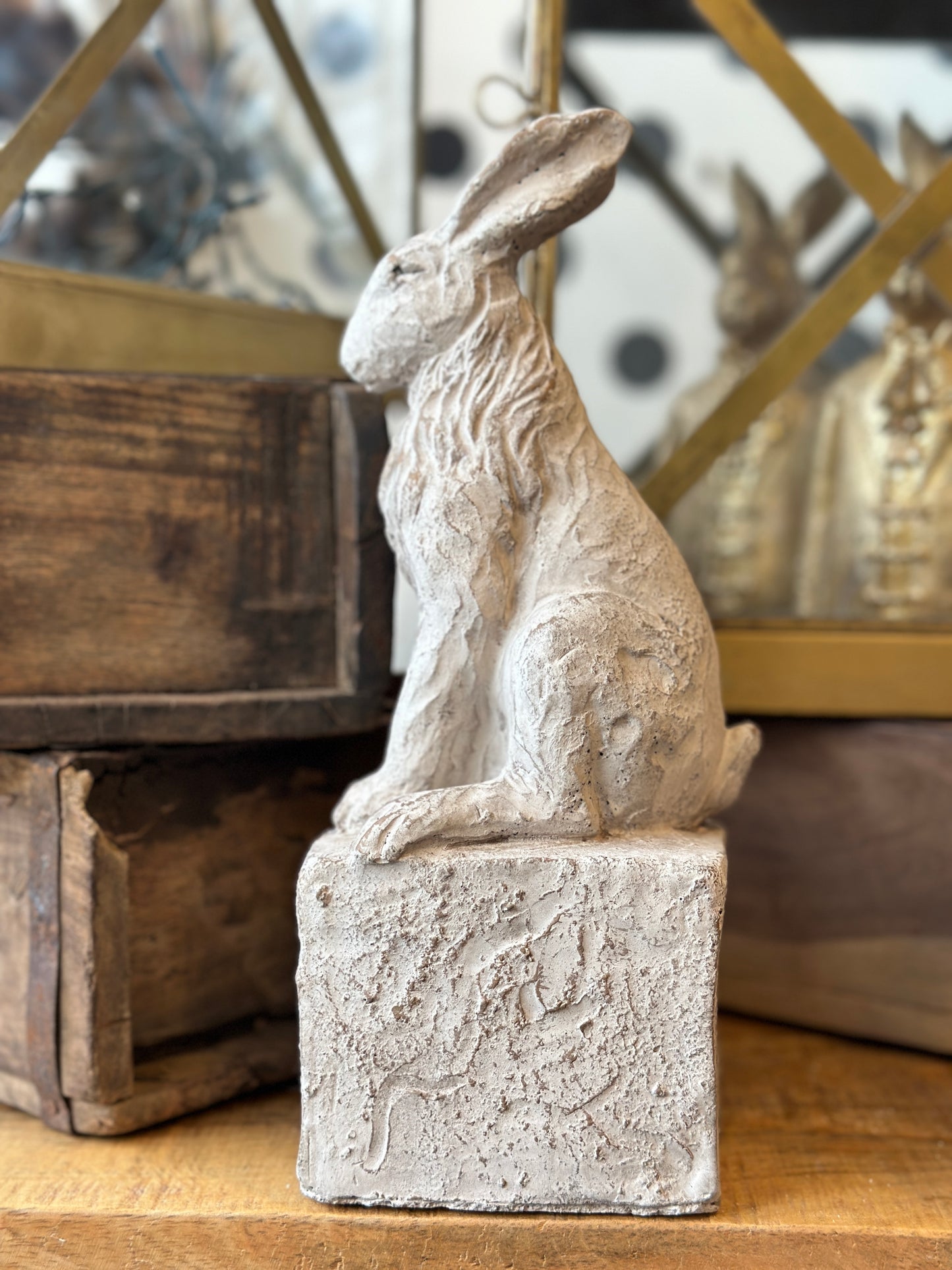 Hase sitzend aus Polyresin auf einem Podest