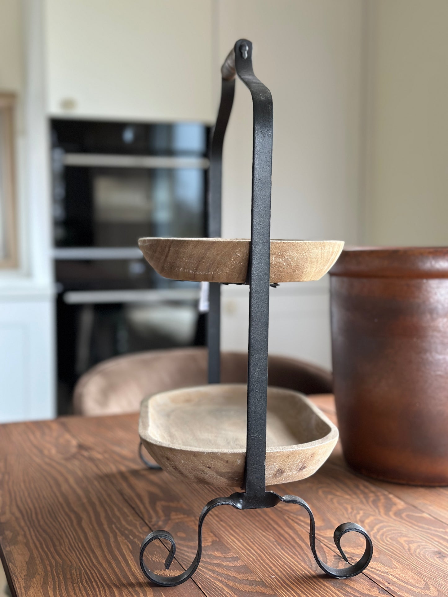 Etagere aus Metall und Holz mit einem Holzgriff