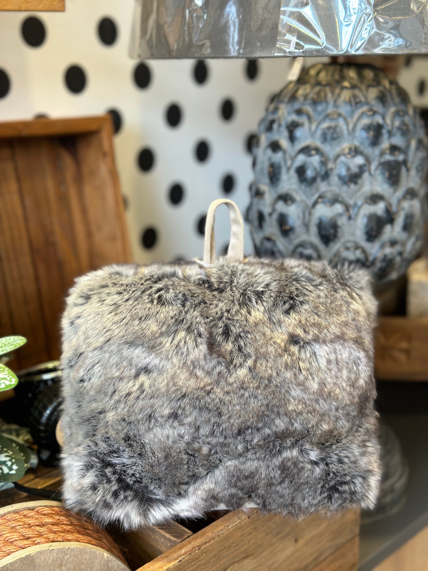 Türstopper aus Fell Imitat mit einer goldenen Kordel und einem praktischen Griff