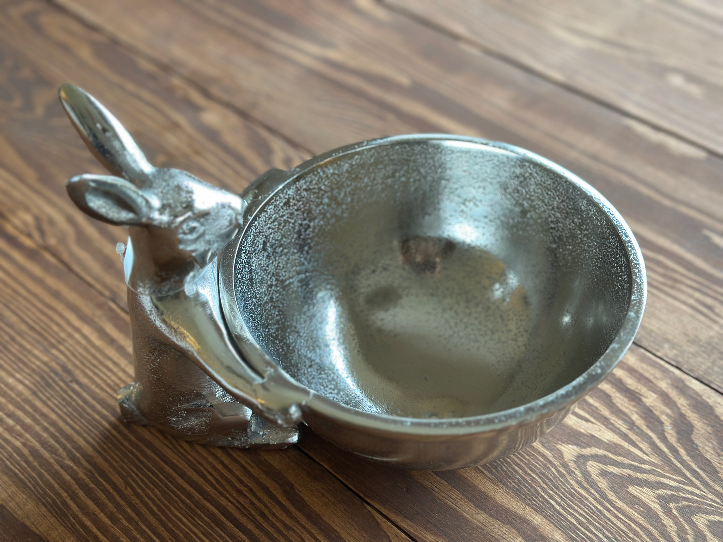 Schale mit einem sitzenden Hasen aus Metall