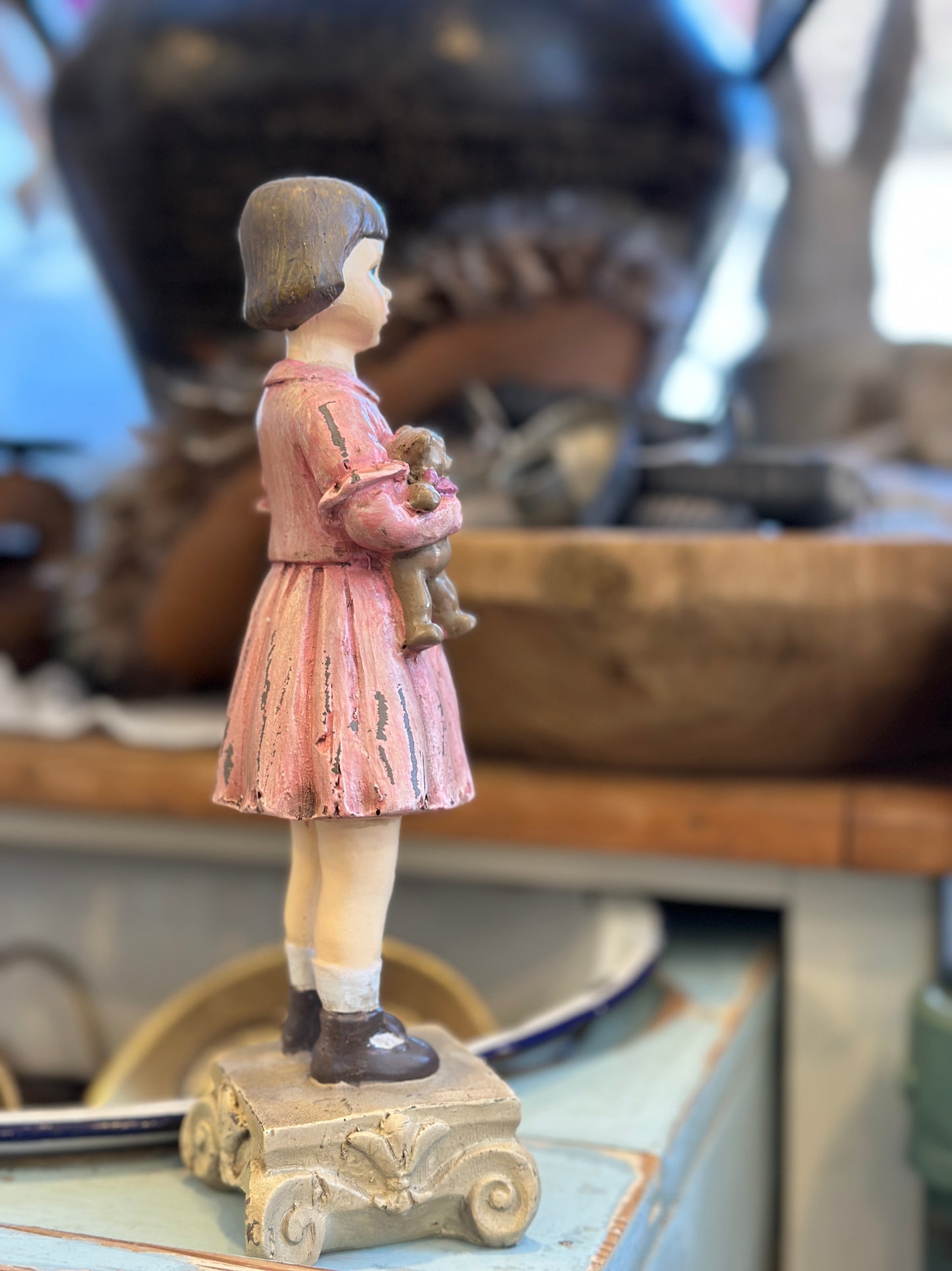 Figur aus Polyresin, Shabby Mädchen mit Teddy
