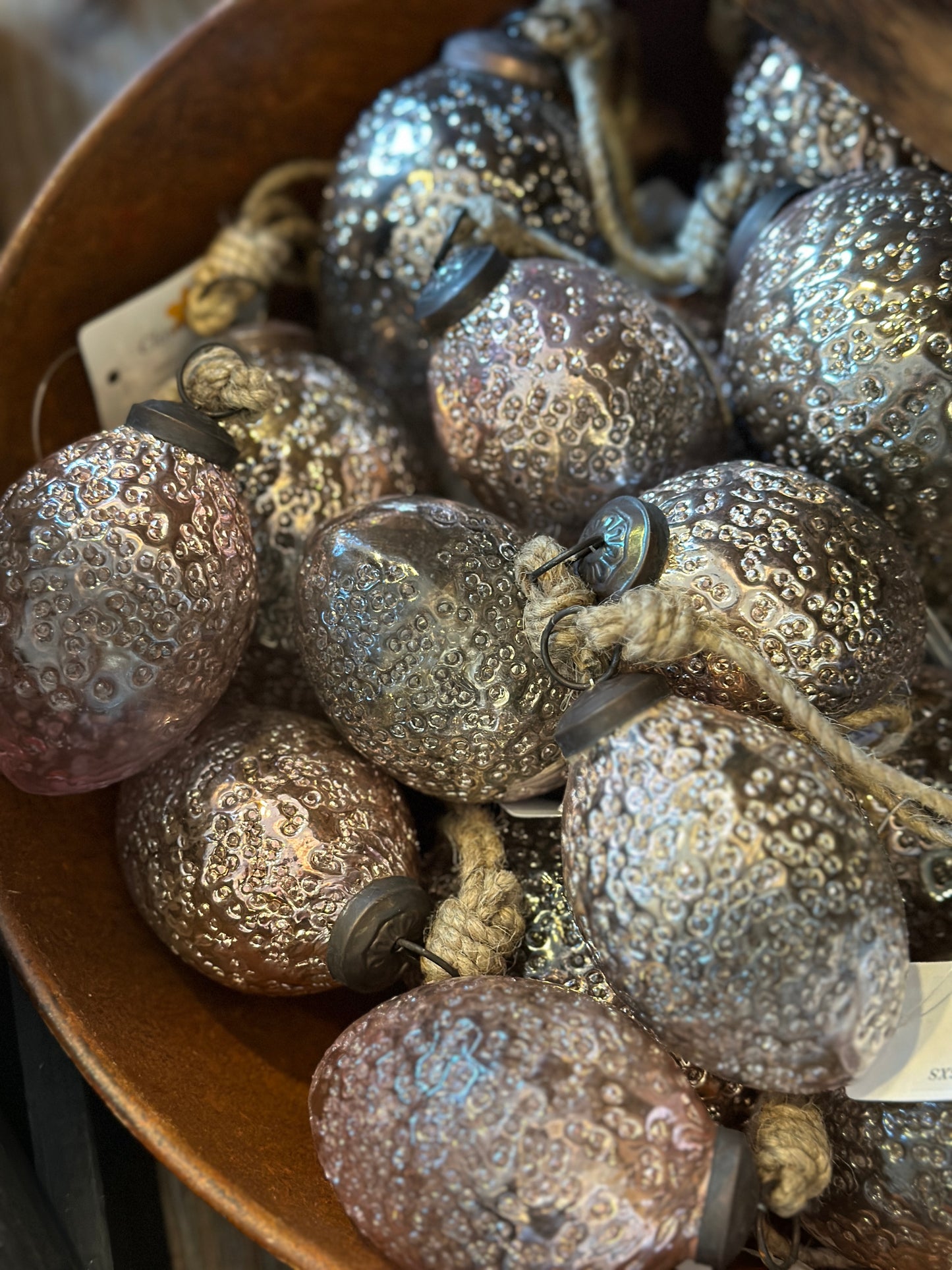 Ei Polyresin mit einer Schnur zum aufhängen.