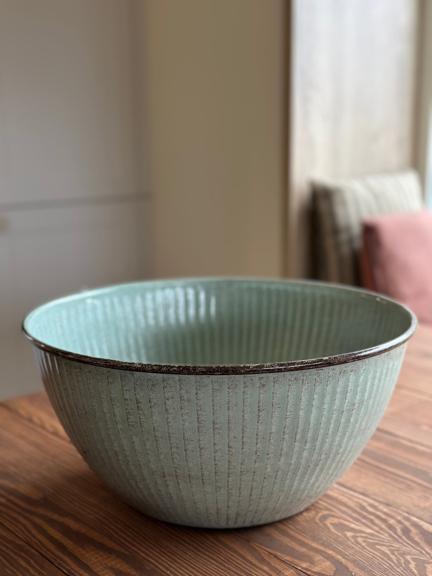 Schüssel aus Metall, groß