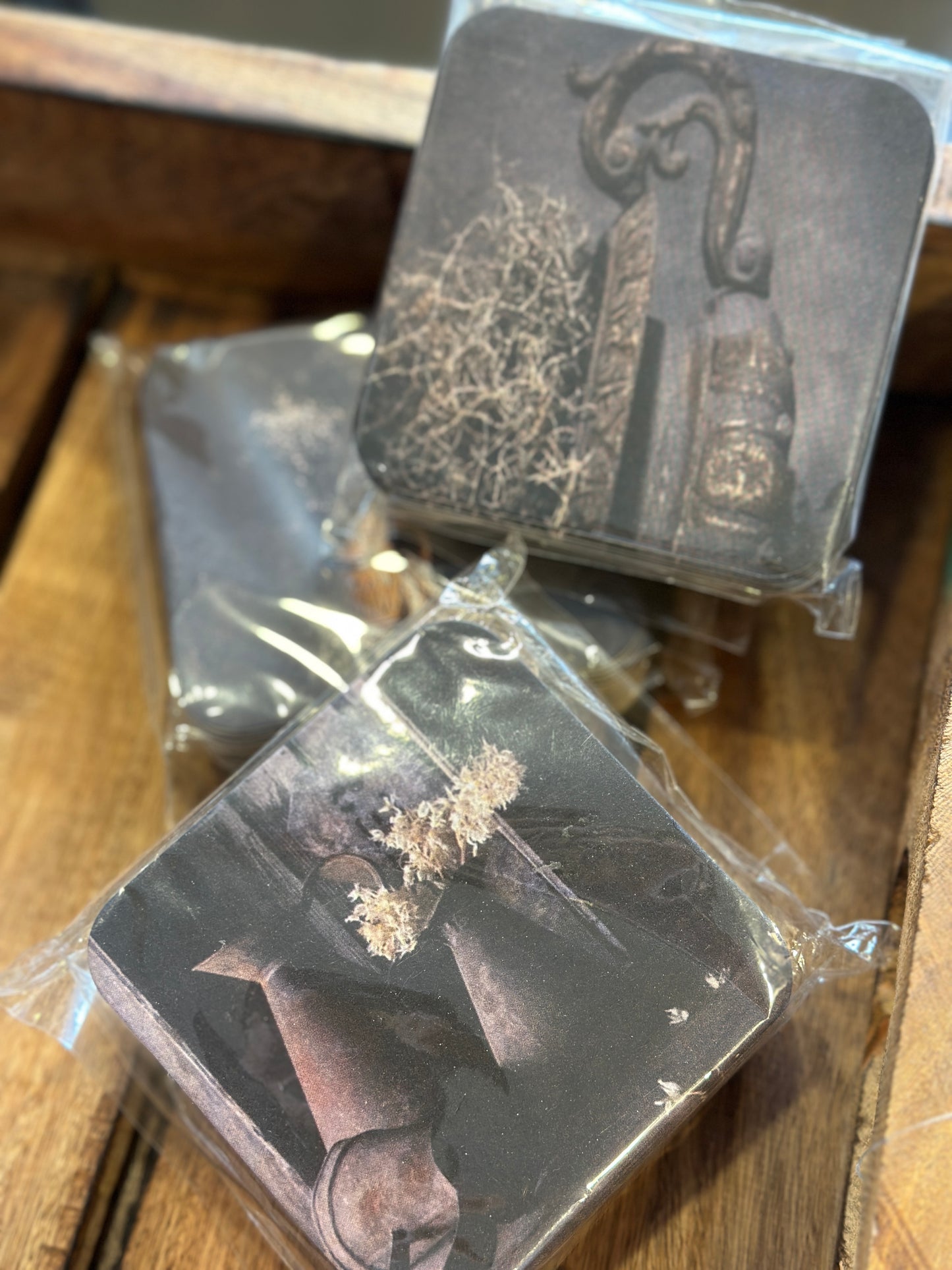 Untersetzer aus Pappe, Metall Krug mit hellen Blumen Motiv