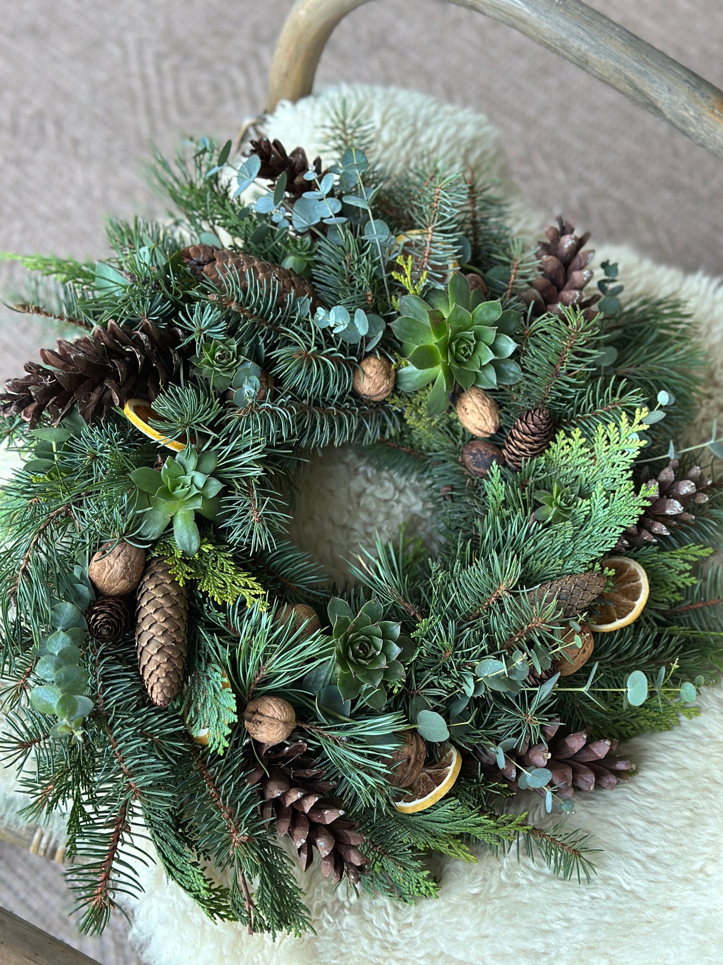 Kranz, echtes Grün. Mit Sukkulenten. Aus Tannengrün, Eukalyptus mit Zapfen und echten Walnüssen.