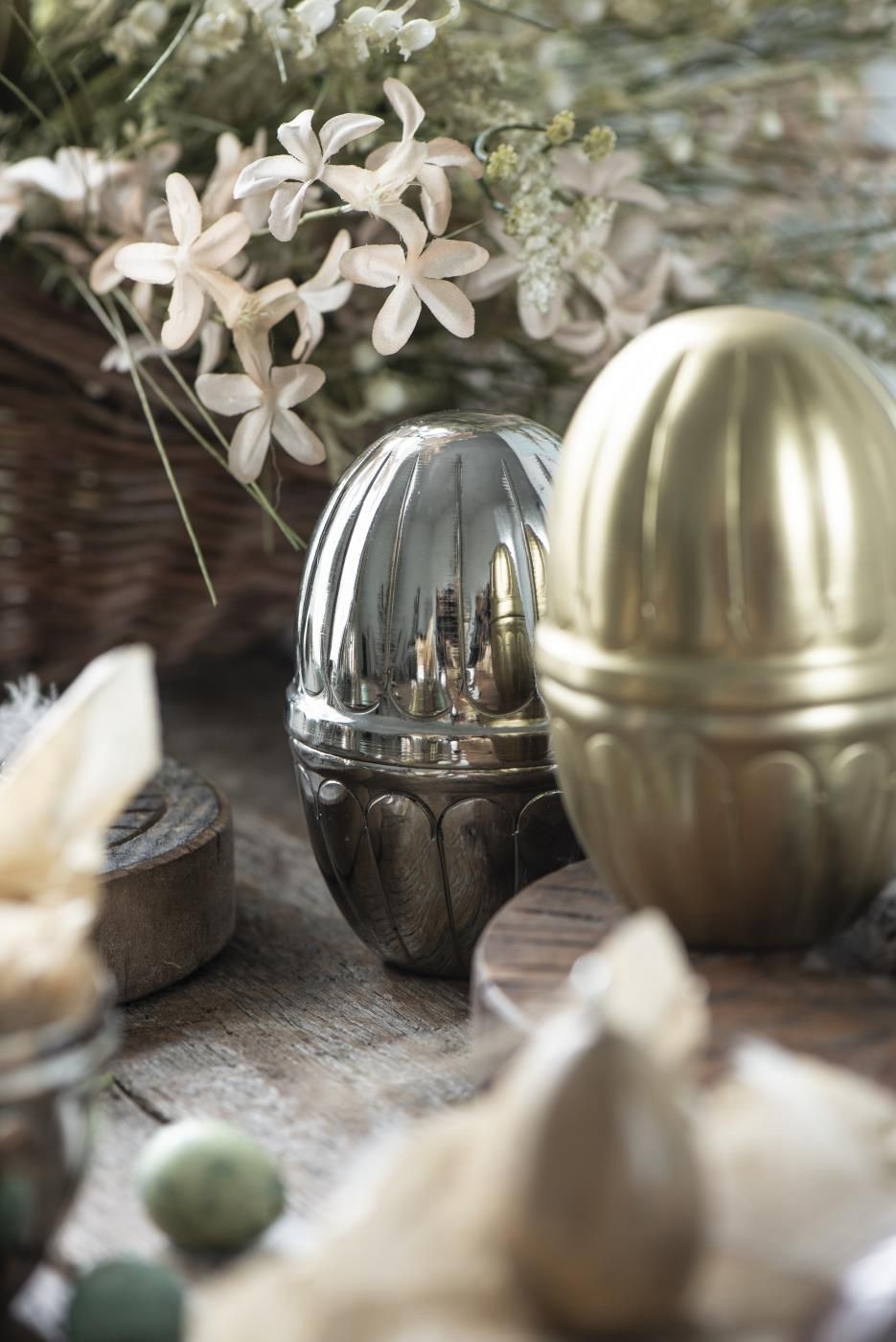 Ei Silber aus Metall. Toll auch als Pralinendose zum verschenken.