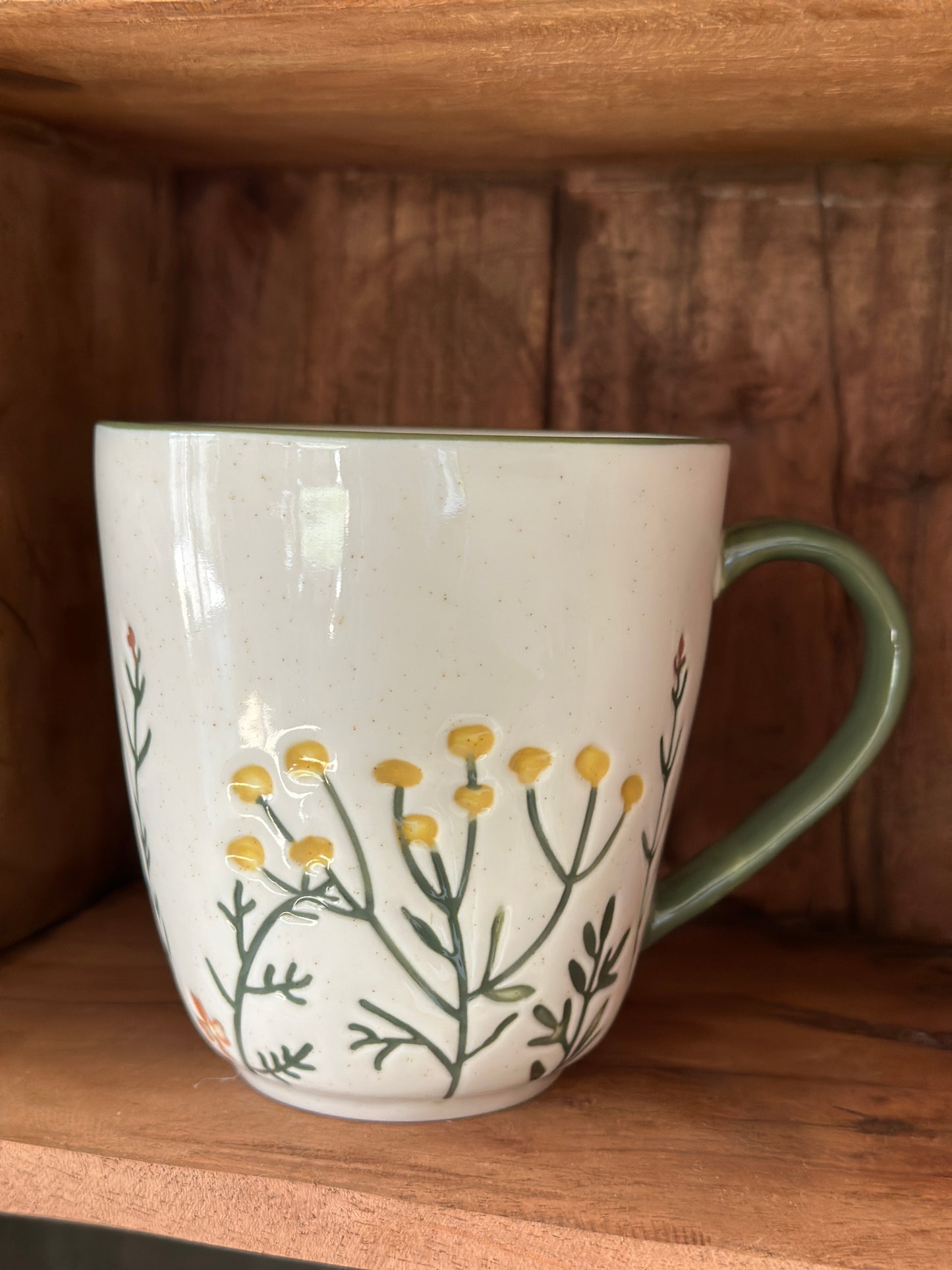 Becher mit handbemalten Blumenmuster. Mikrowellen- als auch Spülmaschinengeeignet.