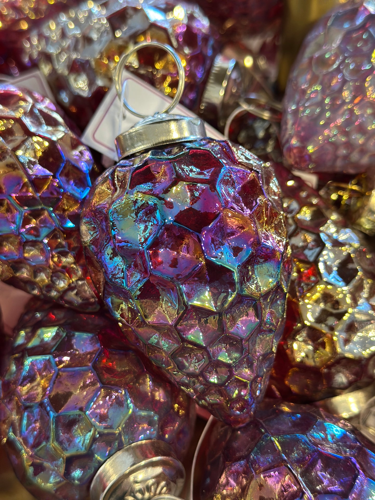 Kugel aus Glas, Zapfen. Bunt