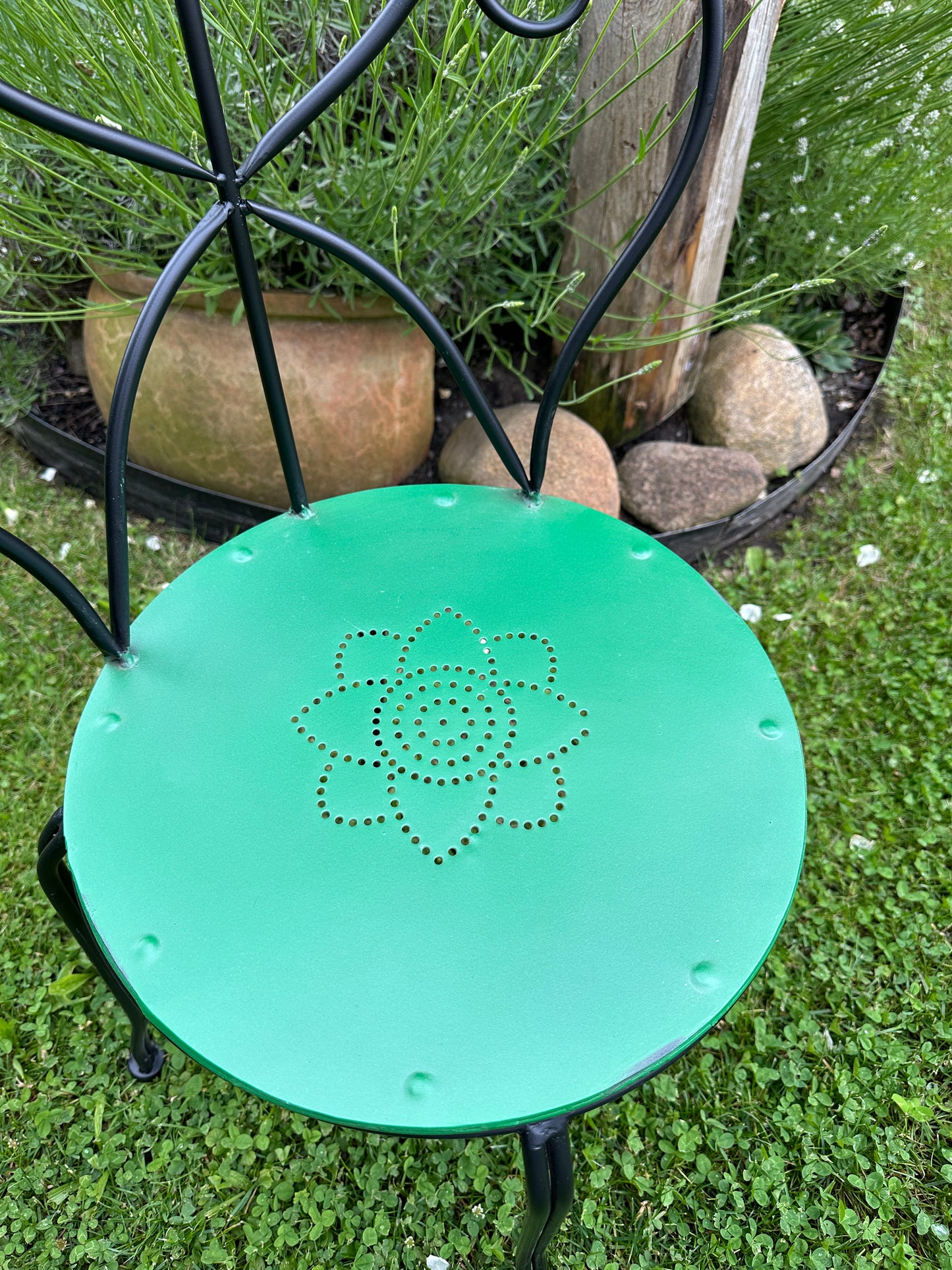 Stuhl Metall, Sitzfläche antikgrün, Stuhl Beine fast schwarz. Sitzhöhe: 44,5 cm.