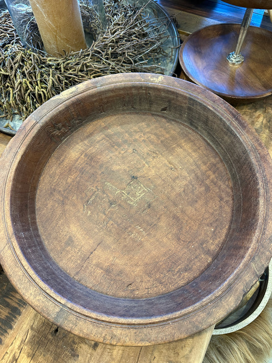 Handgeschnitzte Schale aus einem Stück Holz. Zur Aufbewahrung und Dekoration.                                          Durchmesser 43cm.