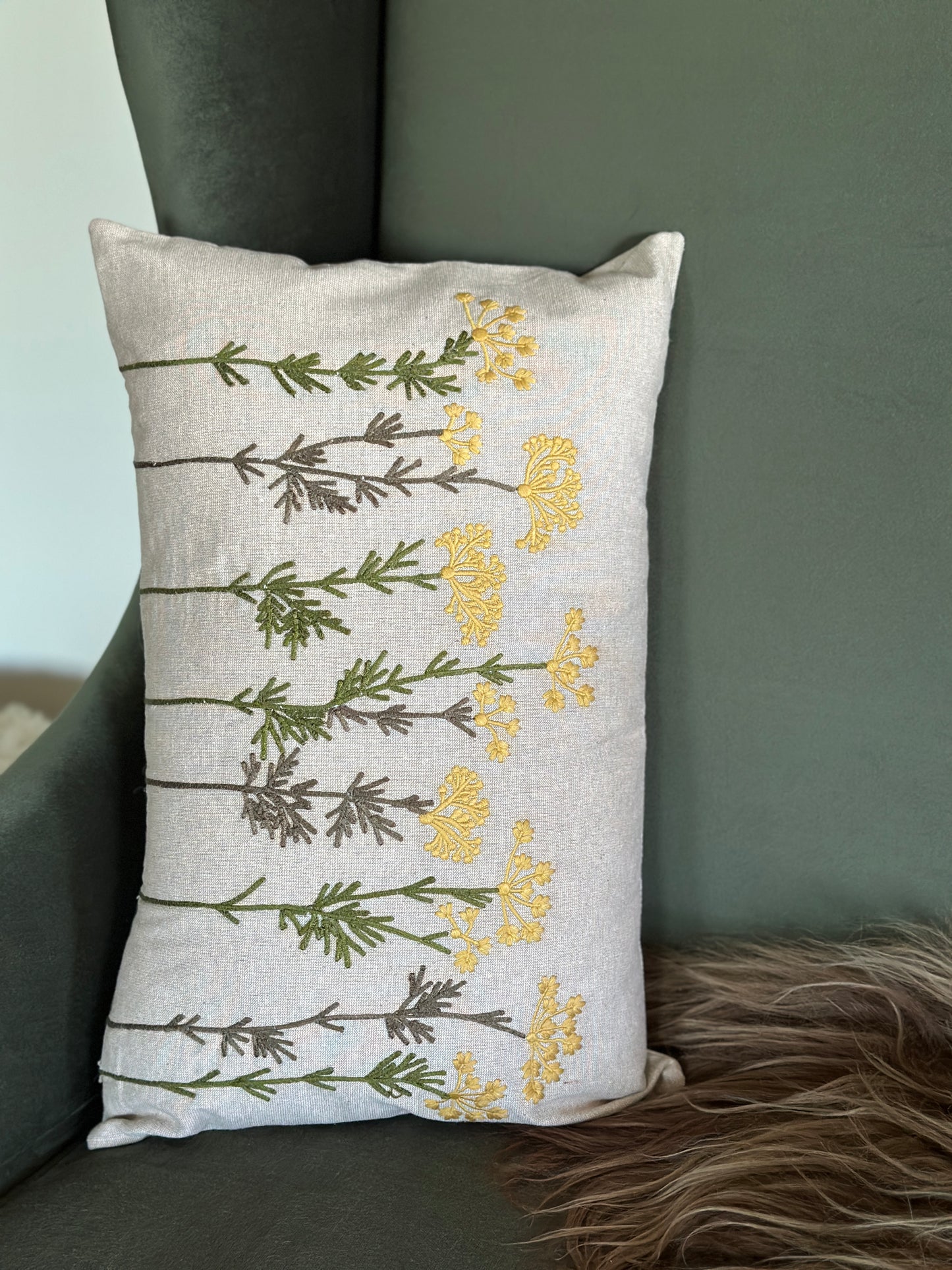 Kissenhülle mit einer floralen Stickerei auf der Vorderseite. 100% Baumwolle.