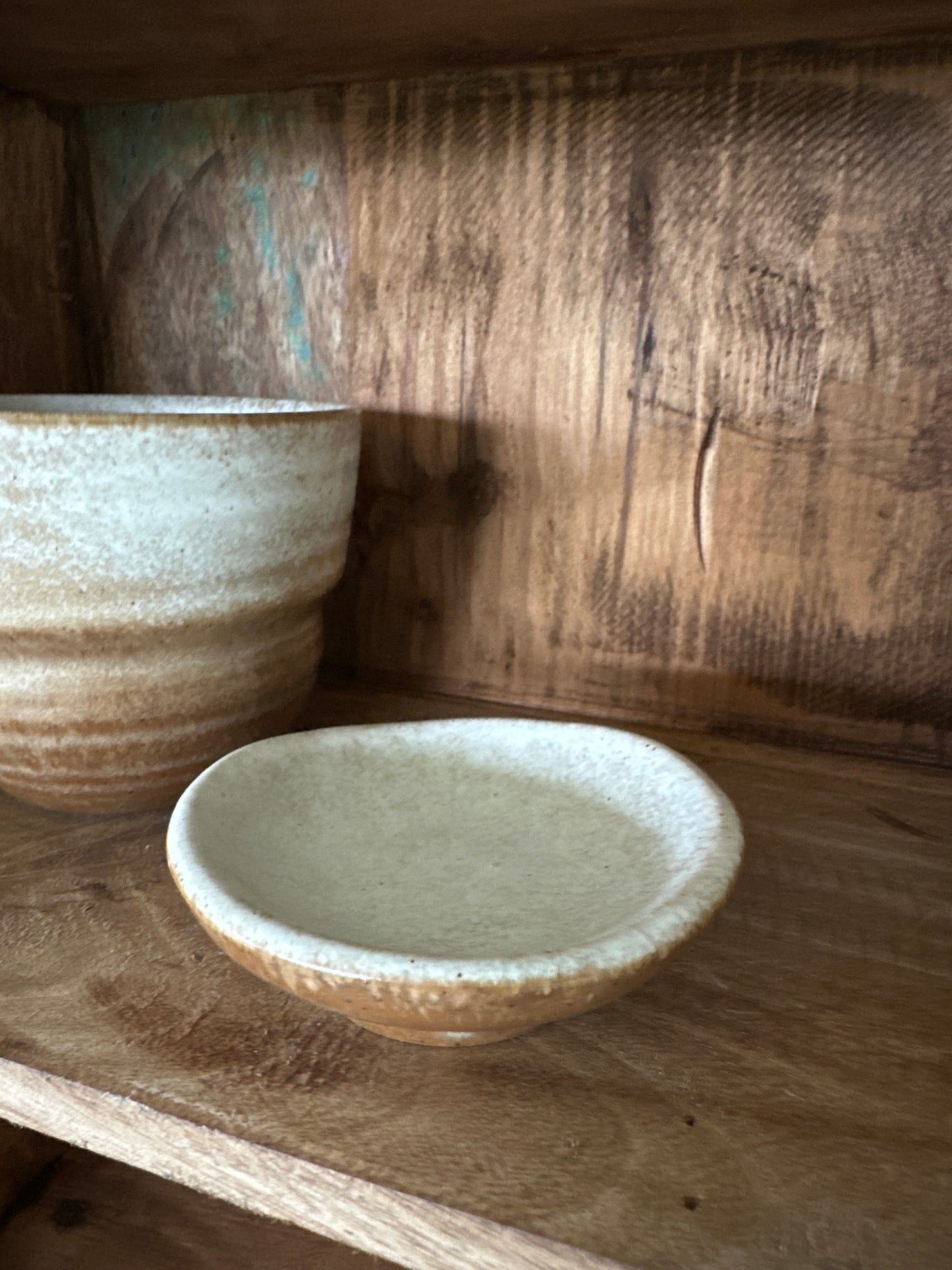 Schälchen/ Teller, klein. Beige/ braun