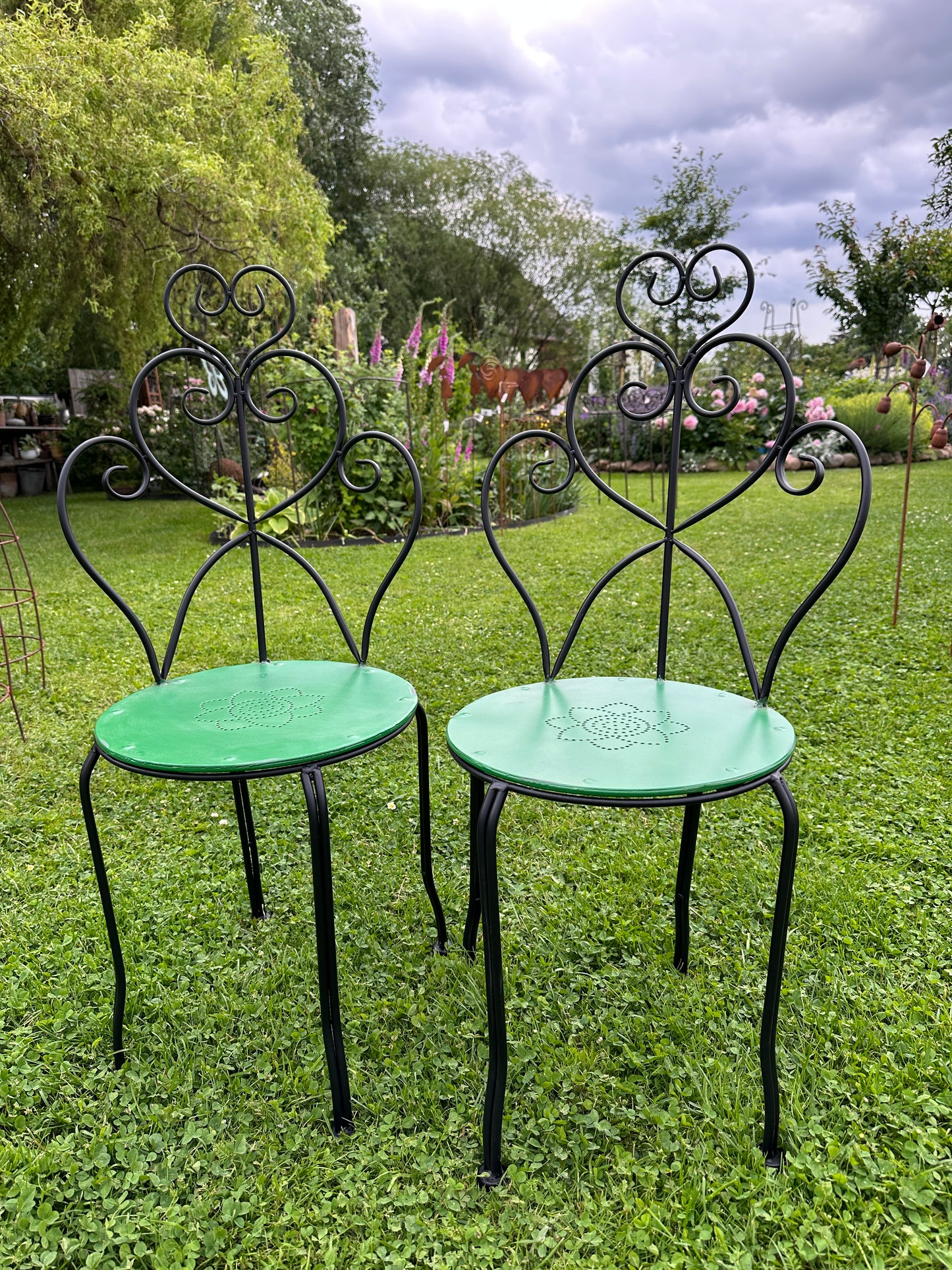 Stuhl Metall, Sitzfläche antikgrün, Stuhl Beine fast schwarz. Sitzhöhe: 44,5 cm.