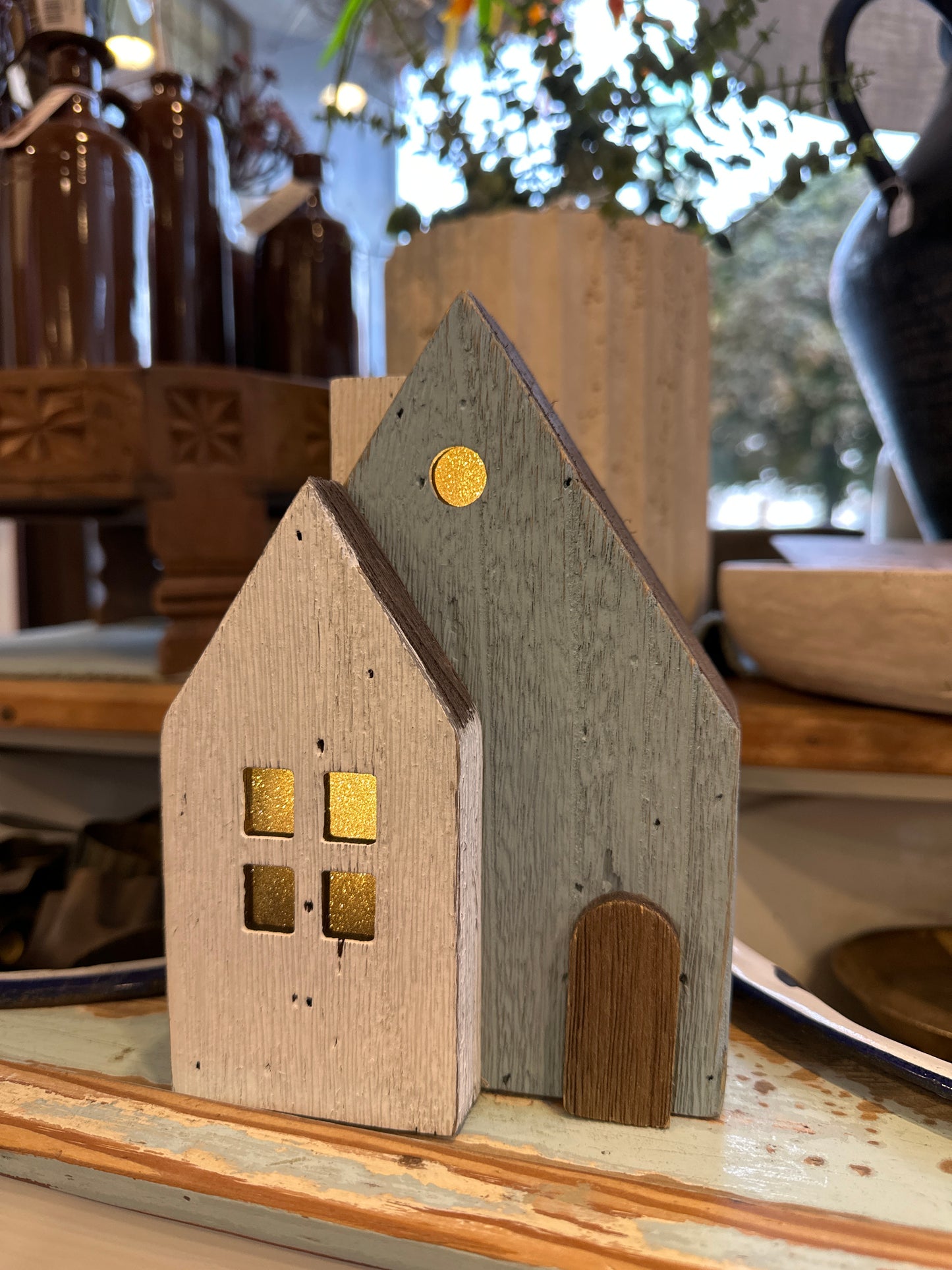Haus aus Holz mit Beleuchtung