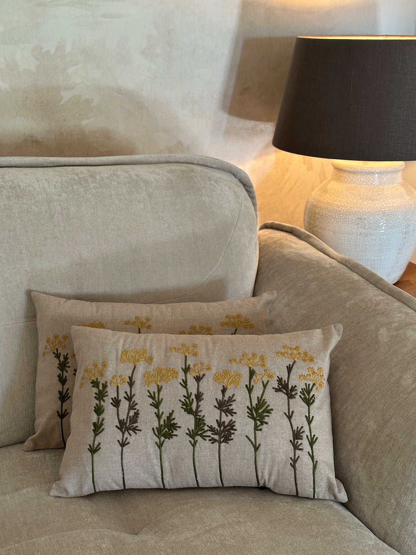 Kissenhülle mit einer floralen Stickerei auf der Vorderseite. 100% Baumwolle.