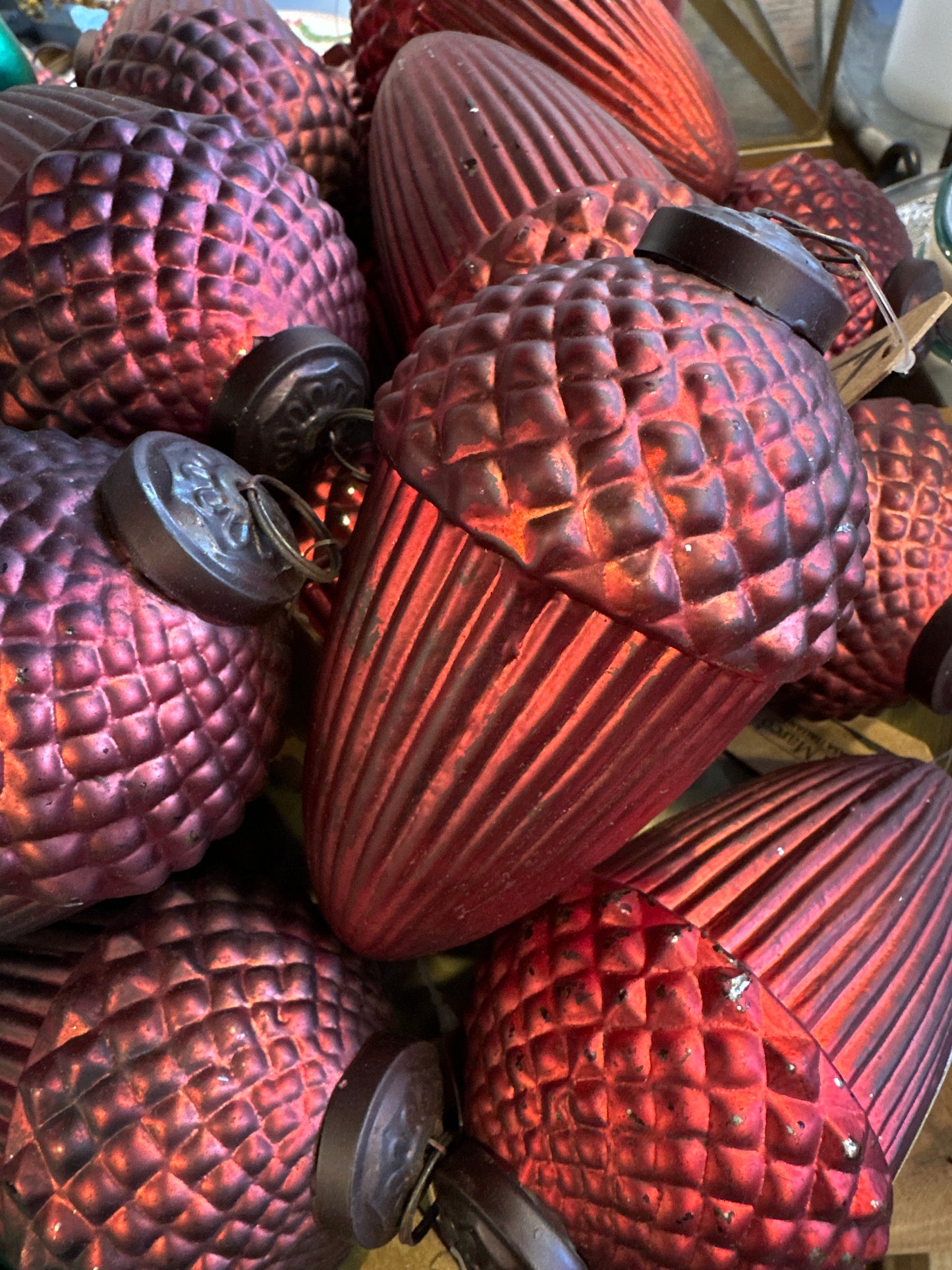 Kugel, rot Shabby. Zapfen