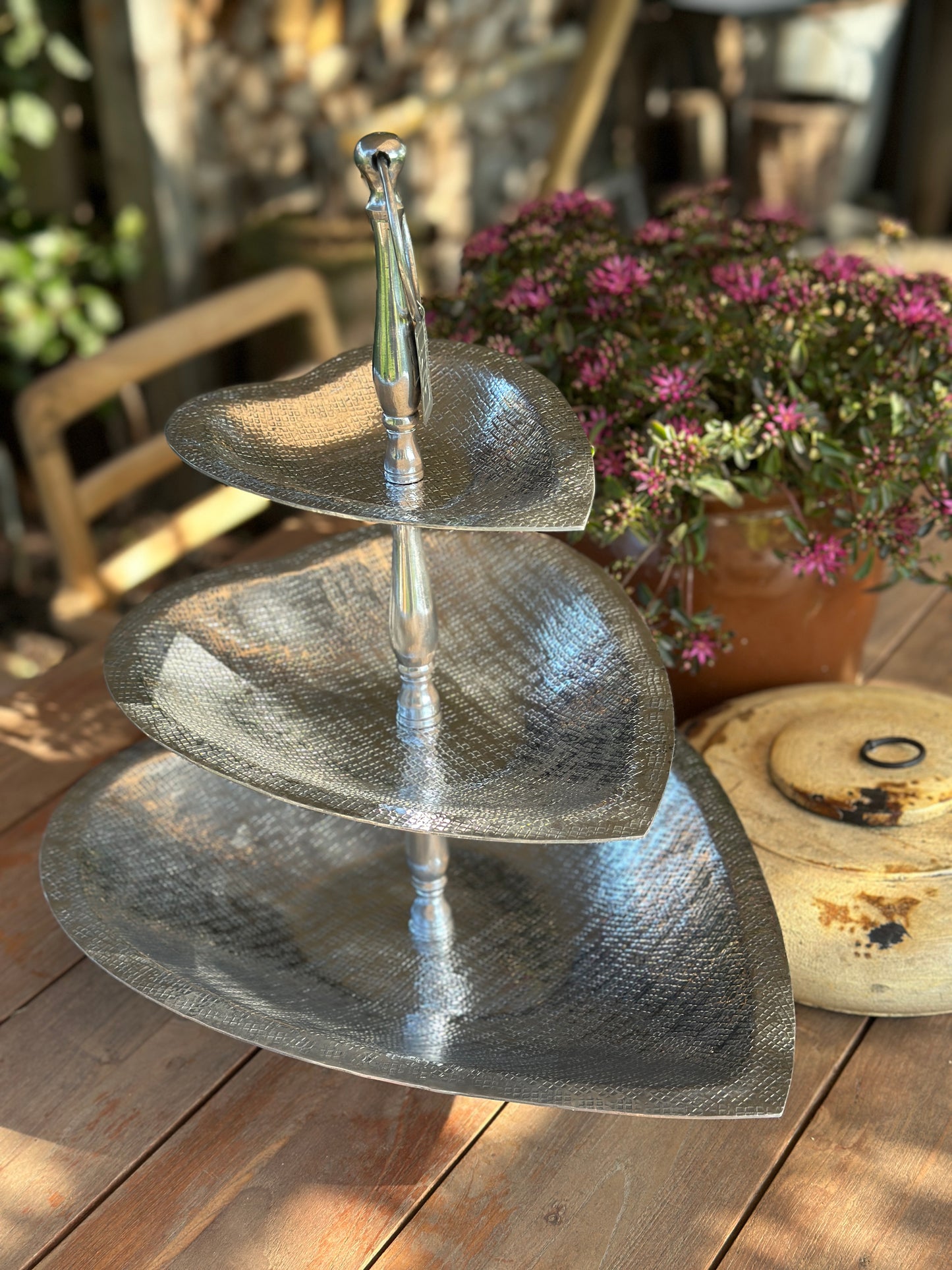 Etagere 3 Etagen, herzförmig. Aluminium, geriffelt.