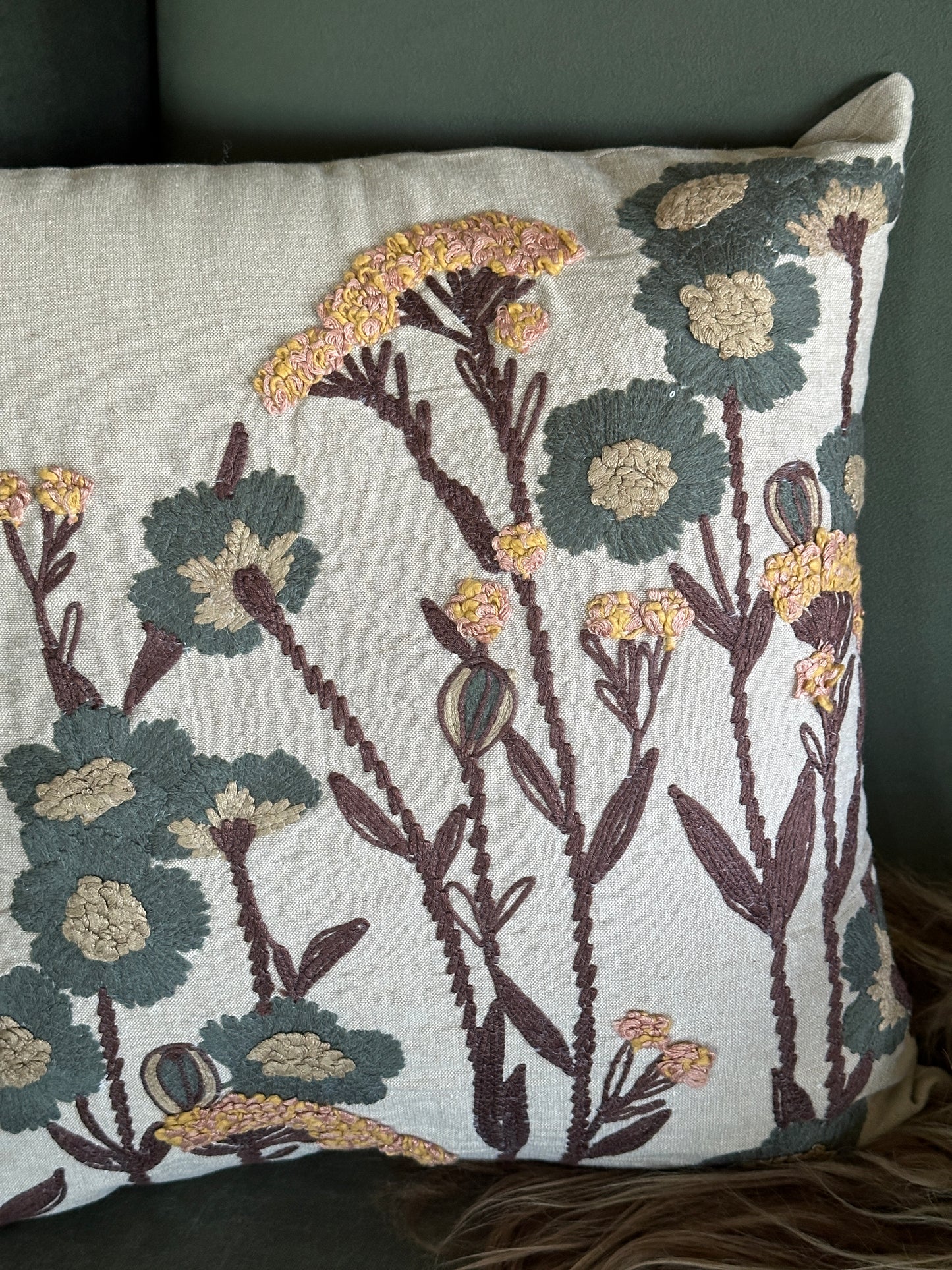 Kissenhülle mit einem floralen bestickten Muster 45x45cm.