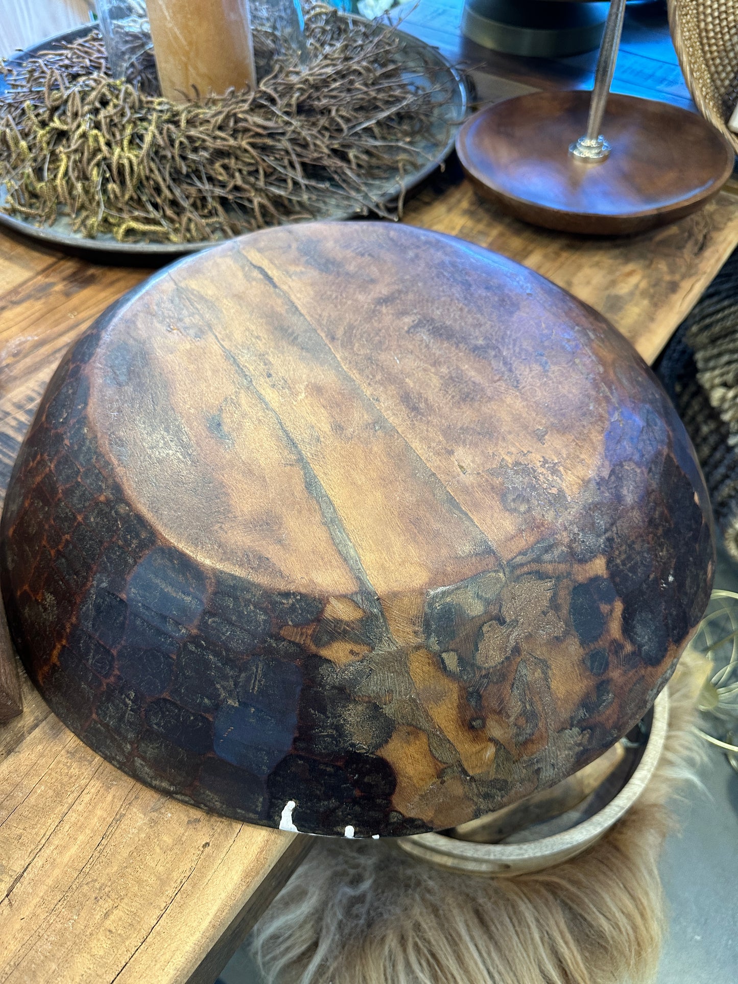 Handgeschnitzte Schale aus einem Stück Holz. Zur Aufbewahrung und Dekoration.                                         Durchmesser 45cm.