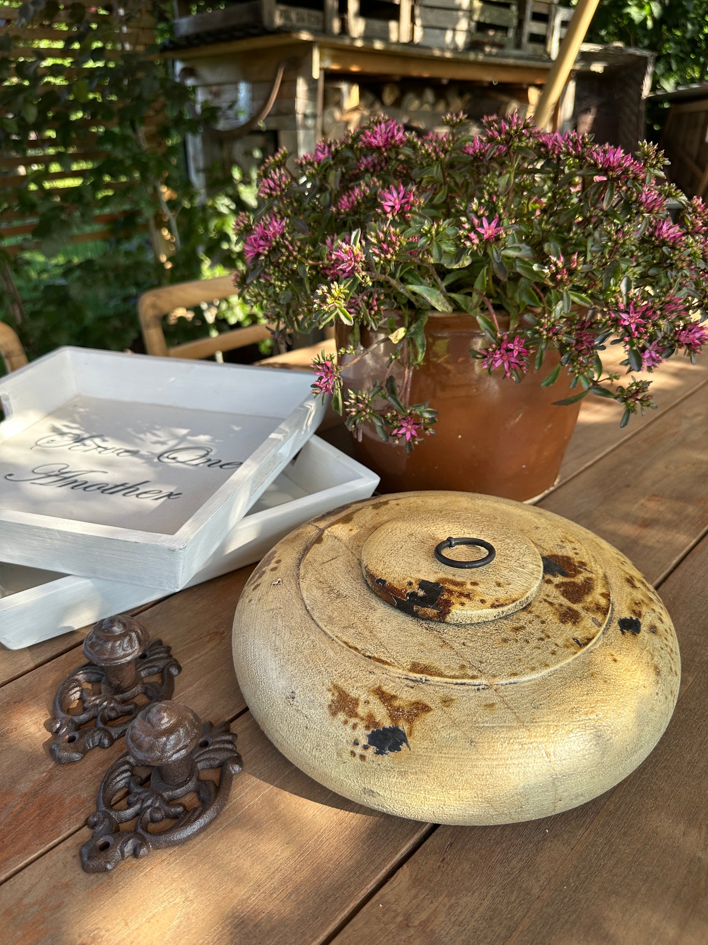 Holzdose, rund. Holz weiß, flach, Shabby chic.