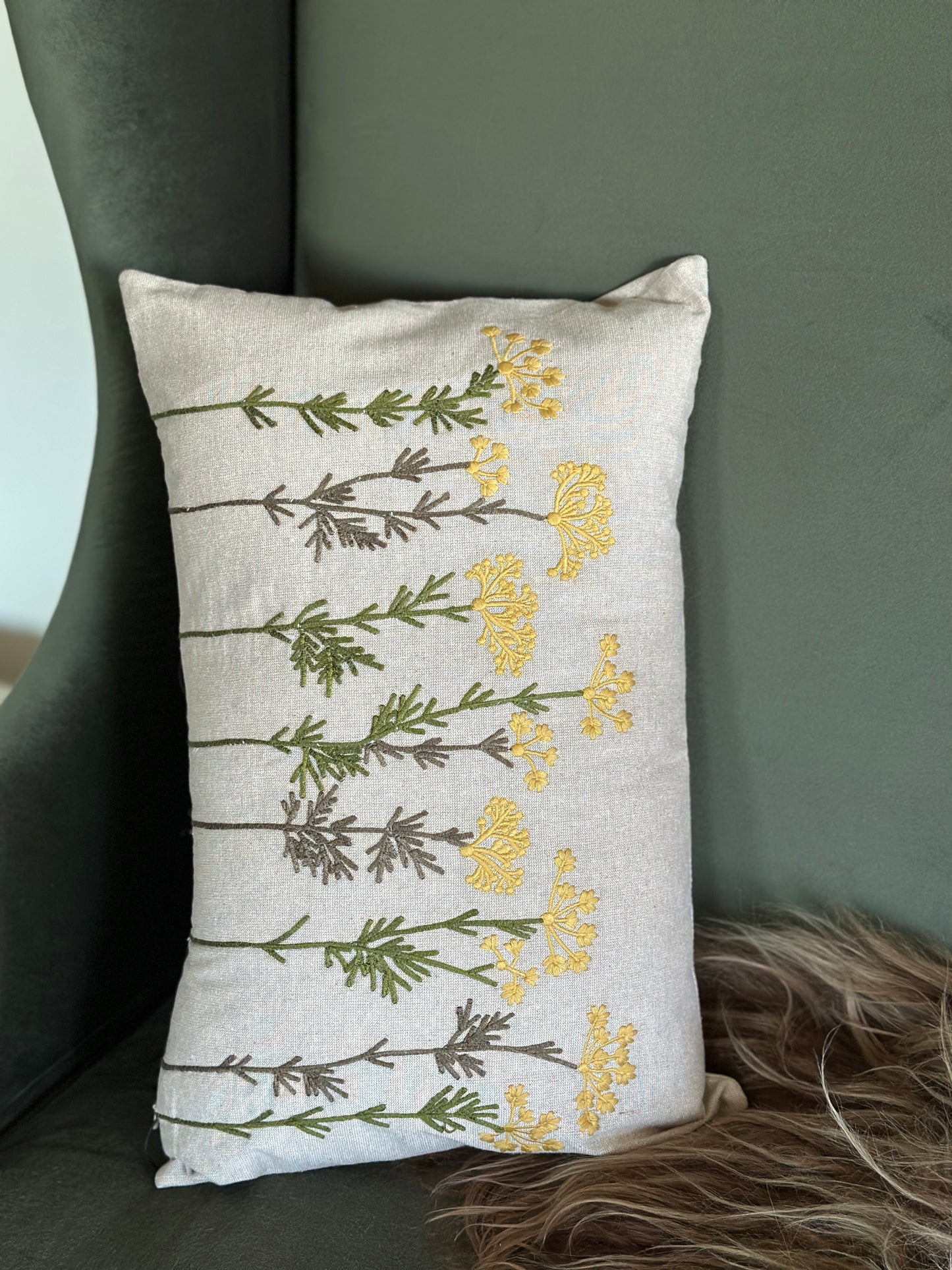 Kissenhülle mit einer floralen Stickerei auf der Vorderseite. 100% Baumwolle.