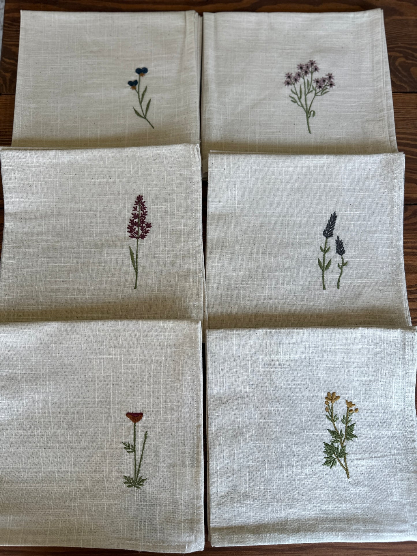 Servietten Set/2  Stoffservietten mit Stickereien- Verschiedene Blumen 45x45 cm. 100% Baumwolle.