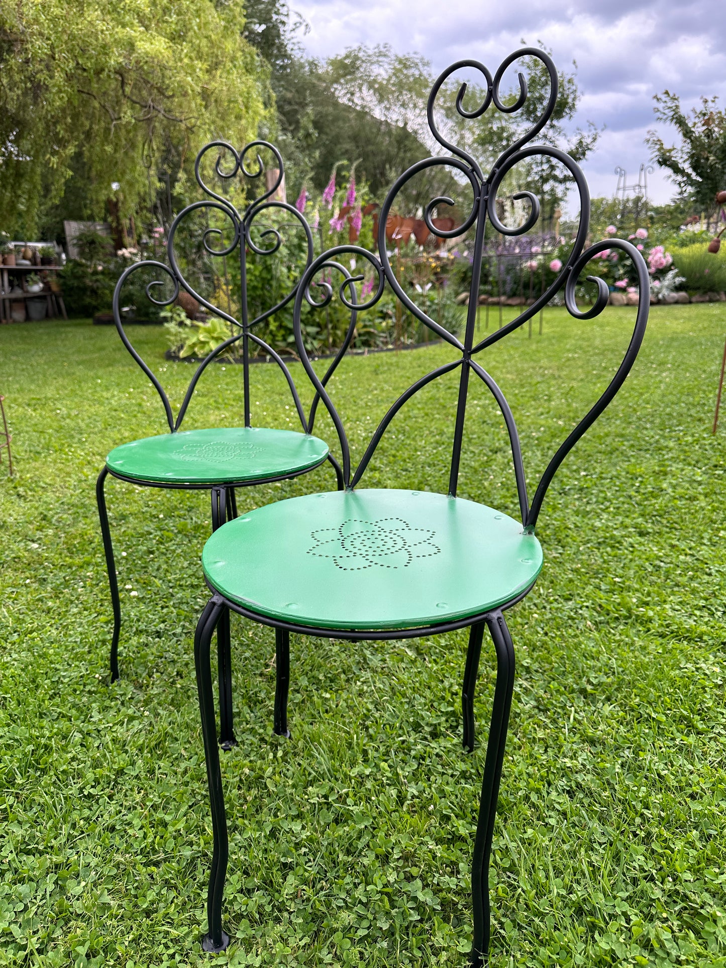 Stuhl Metall, Sitzfläche antikgrün, Stuhl Beine fast schwarz. Sitzhöhe: 44,5 cm.