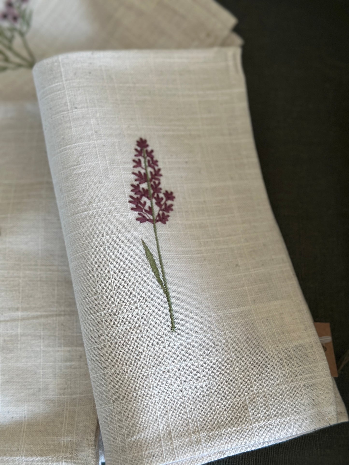 Servietten Set/2  Stoffservietten mit Stickereien- Verschiedene Blumen 45x45 cm. 100% Baumwolle.