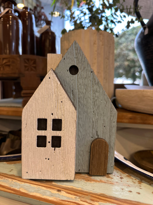 Haus aus Holz mit Beleuchtung