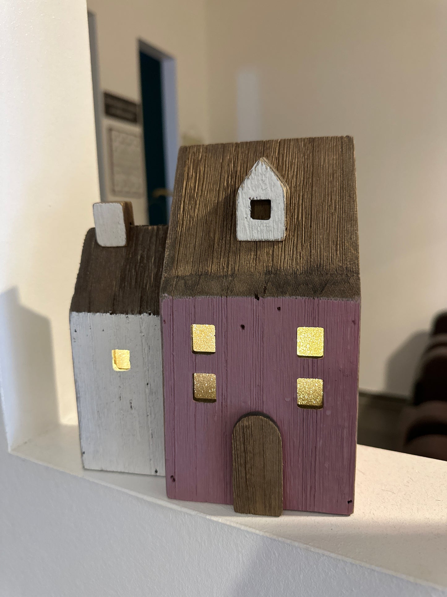 Haus aus Holz mit Beleuchtung