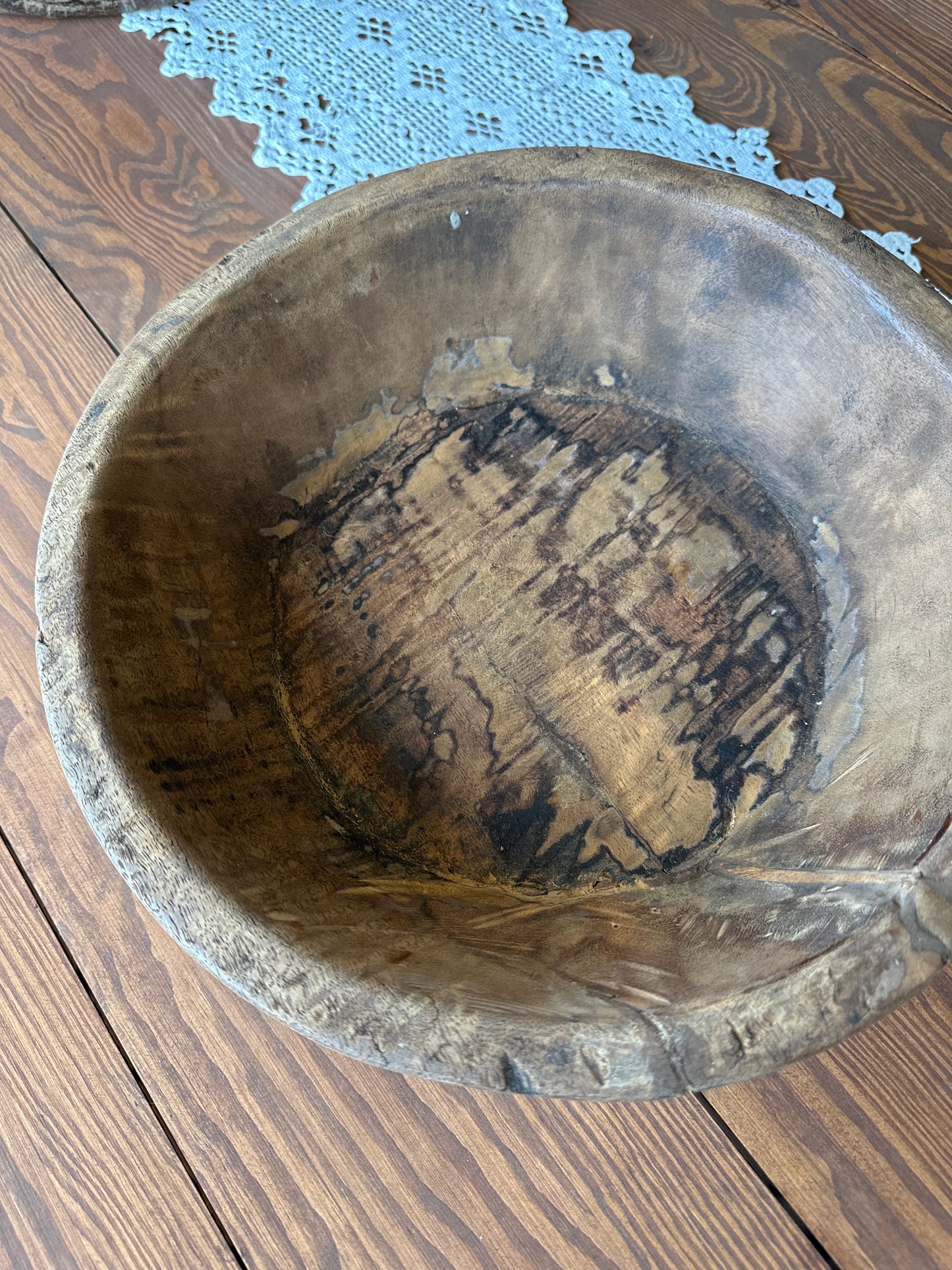 Handgeschnitzte Schale aus einem Stück Holz.                        Zur Aufbewahrung und Dekoration.                  Durchmesser 34cm.