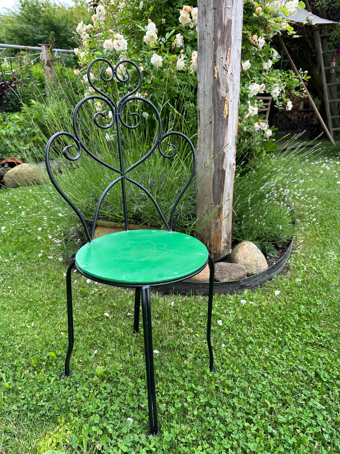 Stuhl Metall, Sitzfläche antikgrün, Stuhl Beine fast schwarz. Sitzhöhe: 44,5 cm.