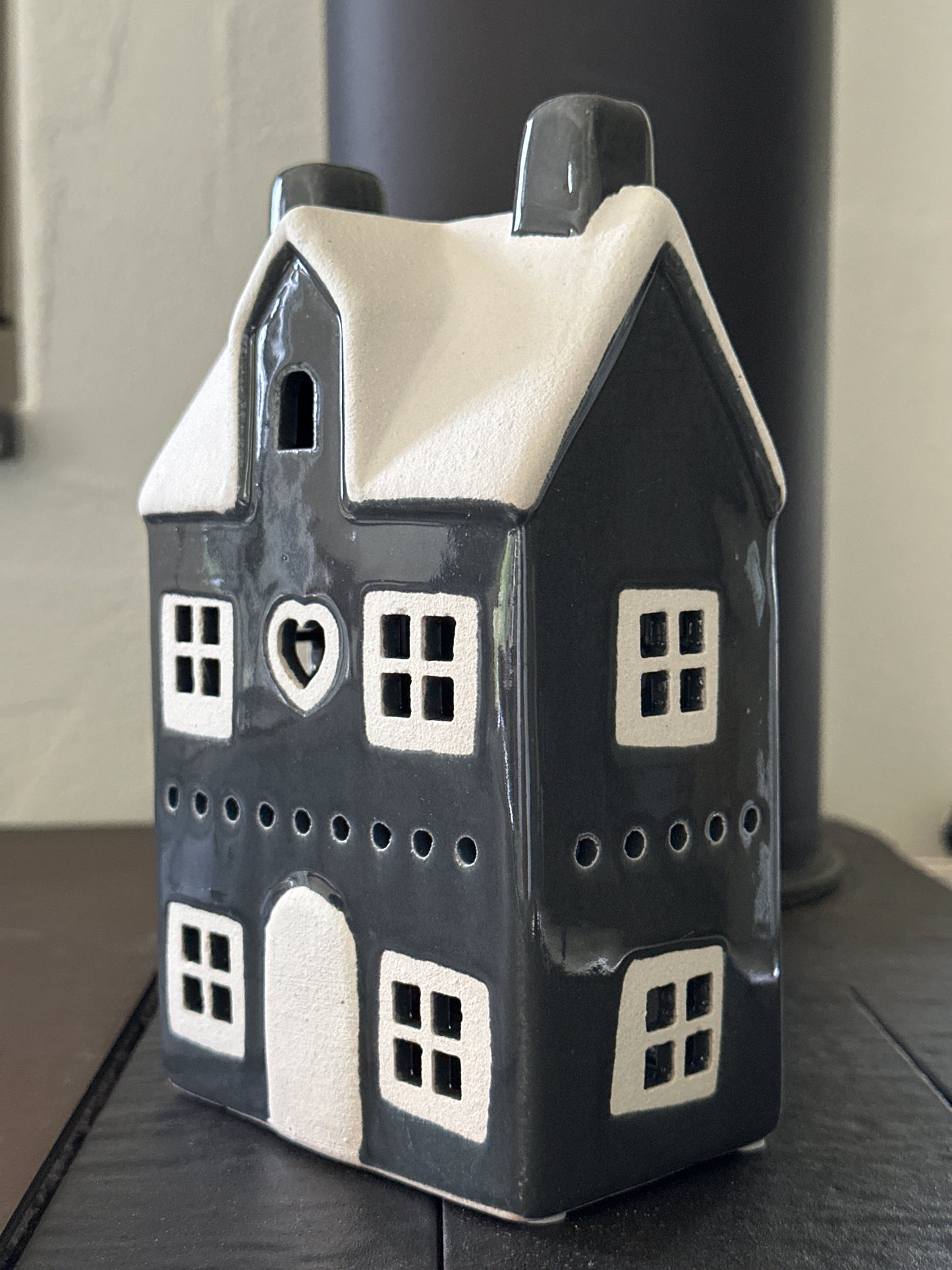 Haus aus Keramik, grau mit einem Herz. Für Teelicht oder eine Lichterkette