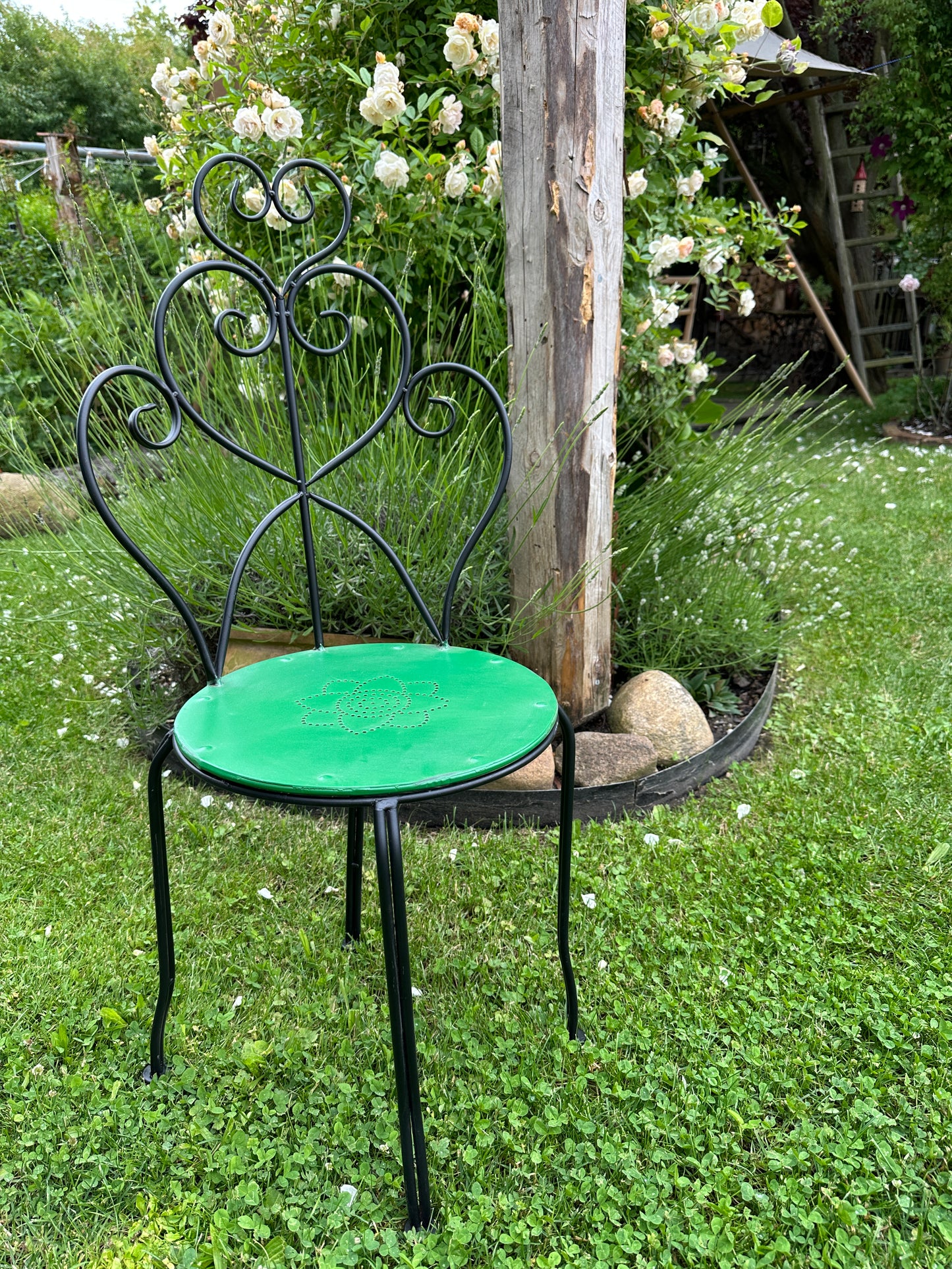 Stuhl Metall, Sitzfläche antikgrün, Stuhl Beine fast schwarz. Sitzhöhe: 44,5 cm.