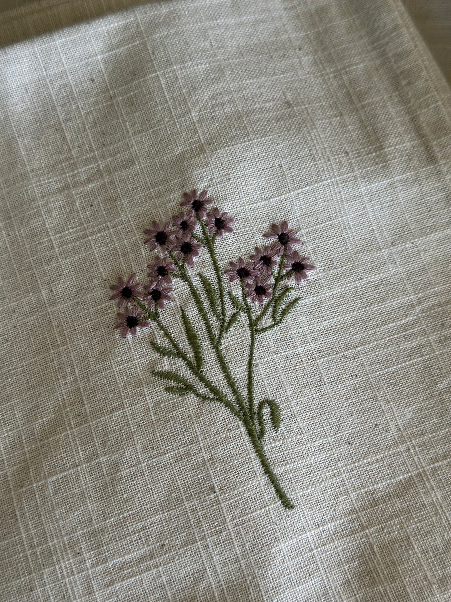 Servietten Set/2  Stoffservietten mit Stickereien- Verschiedene Blumen 45x45 cm. 100% Baumwolle.