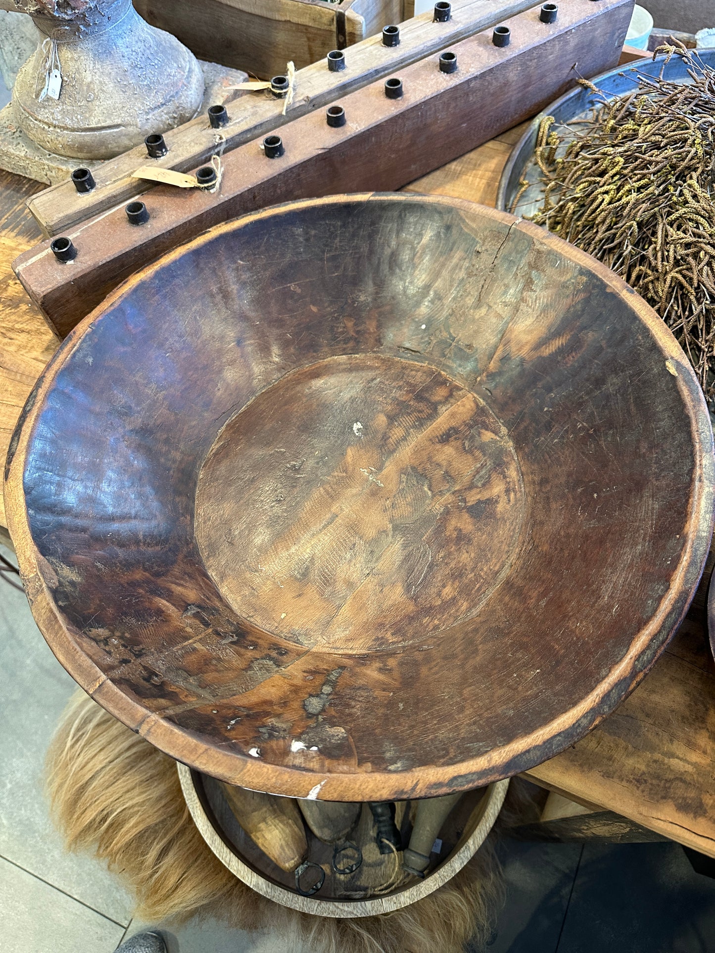 Handgeschnitzte Schale aus einem Stück Holz. Zur Aufbewahrung und Dekoration.                                         Durchmesser 45cm.