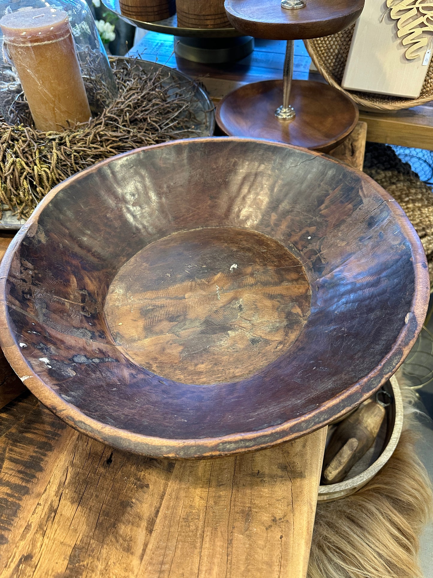 Handgeschnitzte Schale aus einem Stück Holz. Zur Aufbewahrung und Dekoration.                                         Durchmesser 45cm.