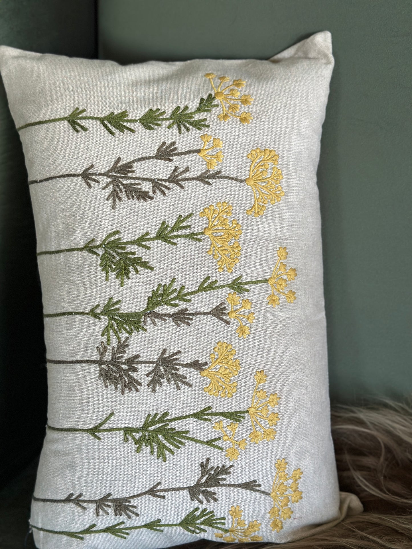 Kissenhülle mit einer floralen Stickerei auf der Vorderseite. 100% Baumwolle.
