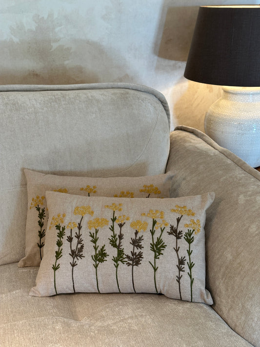Kissenhülle mit einer floralen Stickerei auf der Vorderseite. 100% Baumwolle.