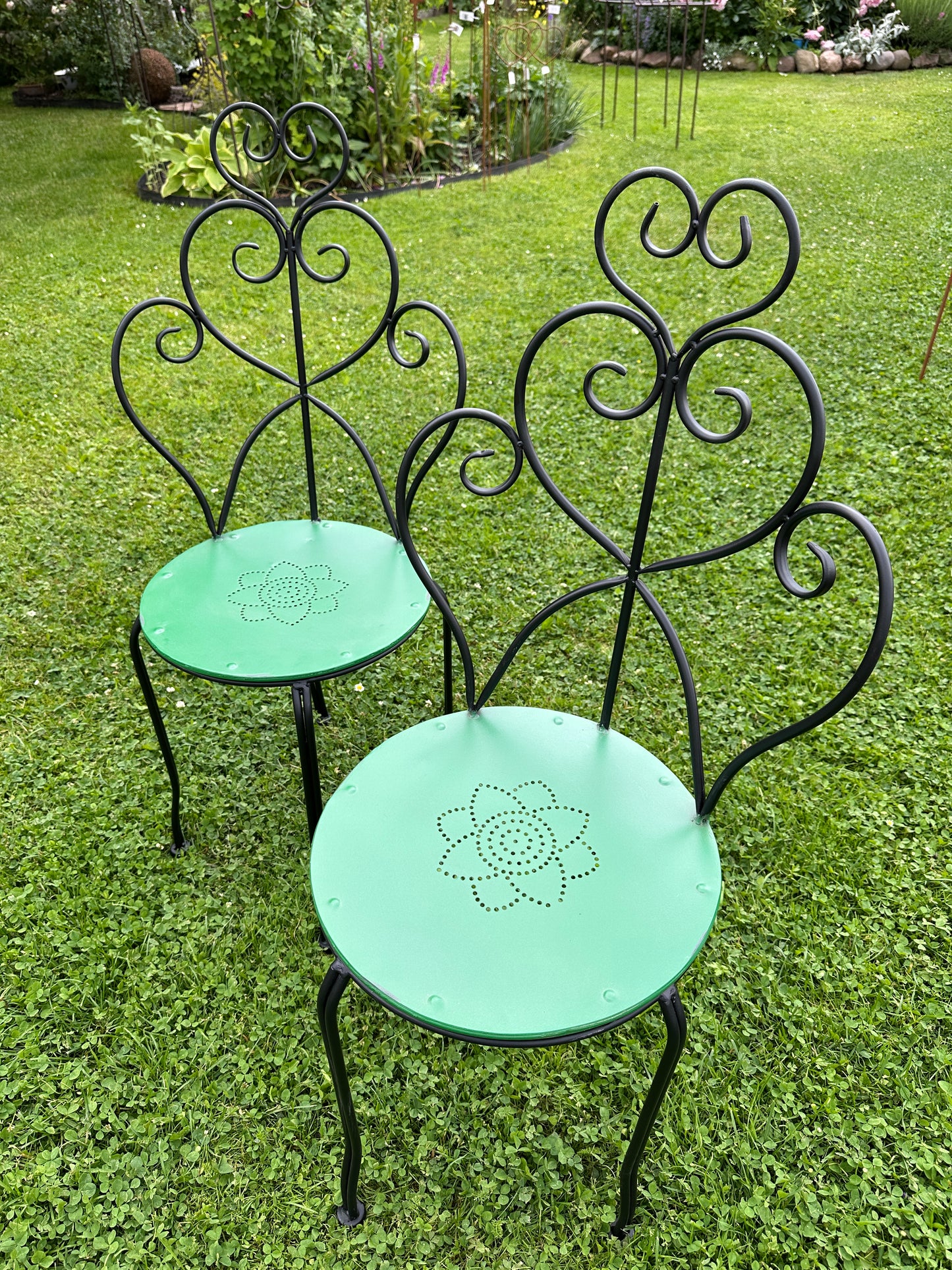 Stuhl Metall, Sitzfläche antikgrün, Stuhl Beine fast schwarz. Sitzhöhe: 44,5 cm.