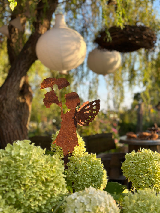 Figur Rost, Mädchen mit Flügel und einer Blüte