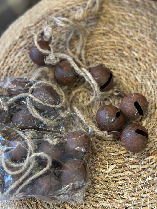 Glöckchen aus Rost zum hängen.