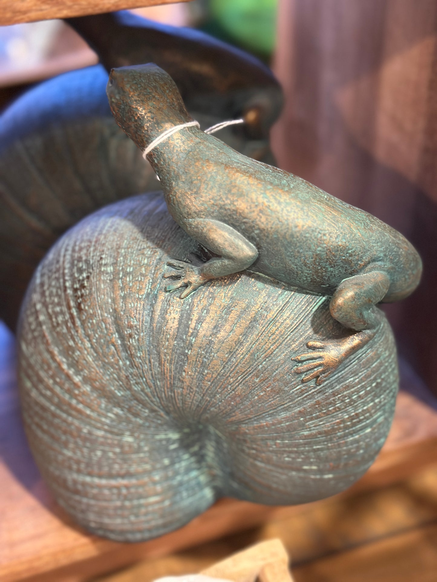 Eidechse auf einer Muschel aus Polyresin