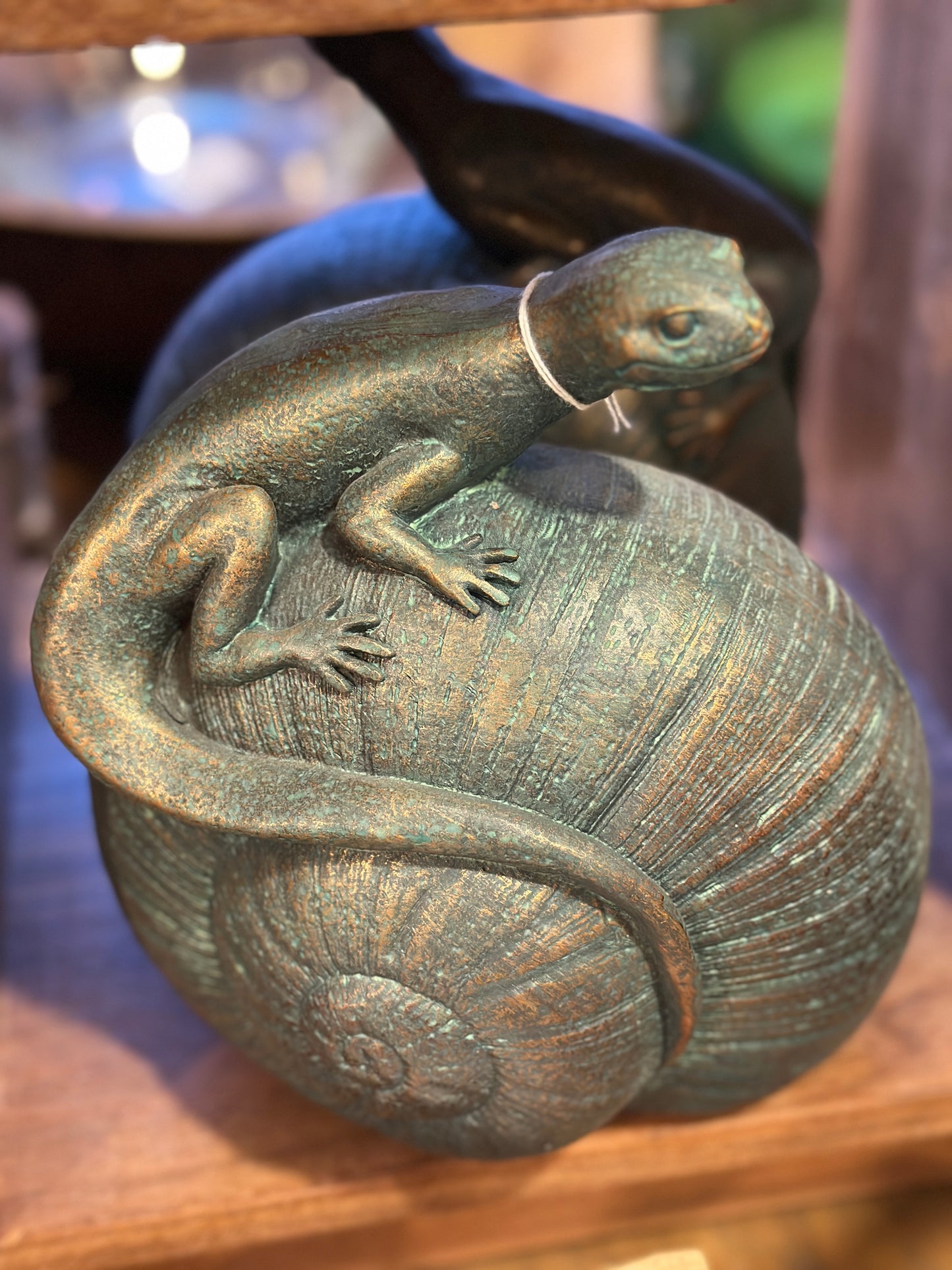 Eidechse auf einer Muschel aus Polyresin